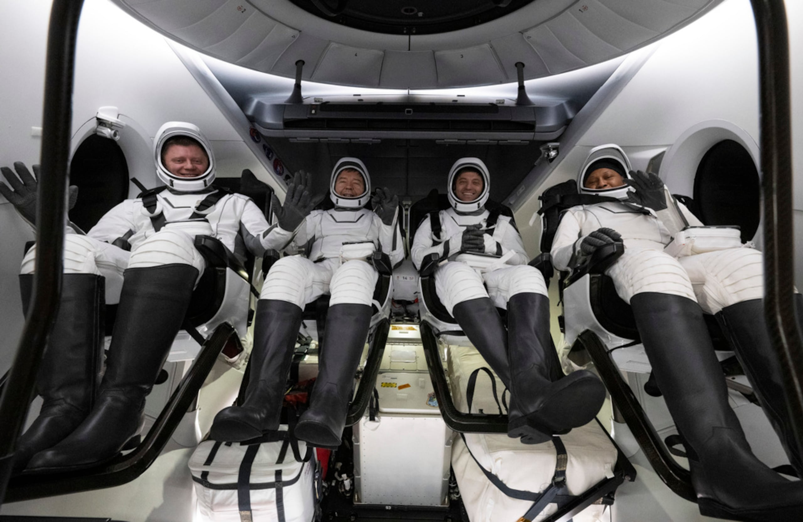 El cosmonauta de Roscosmos Alexander Grebenkin, a la izquierda, a los astronautas de la NASA Michael Barratt, segundo desde la izquierda, Matthew Dominick, segundo desde la derecha, y Jeanette Epps, a la derecha, dentro de la nave espacial SpaceX Dragon Endeavour, a bordo del barco de recuperación de SpaceX MEGAN, poco después de haber aterrizado en el Golfo de México, frente a la costa de Pensacola, Florida, este viernes.
