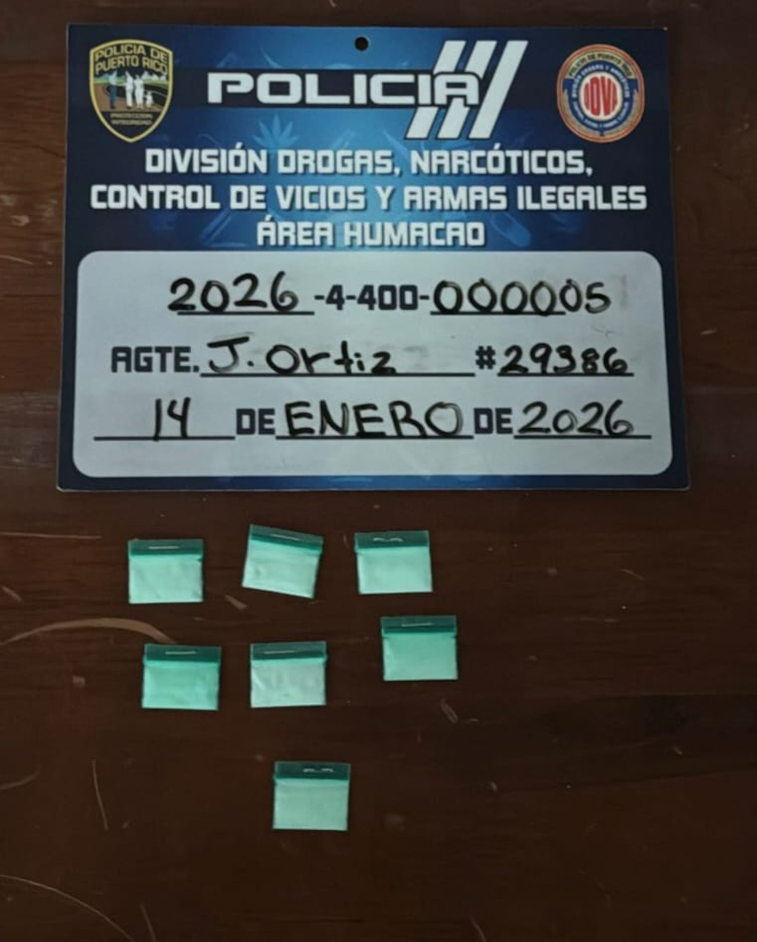 Durante el allanamiento se ocuparon 10 bolsas de cocaína, $49 en efectivo y un vehículo de motor.