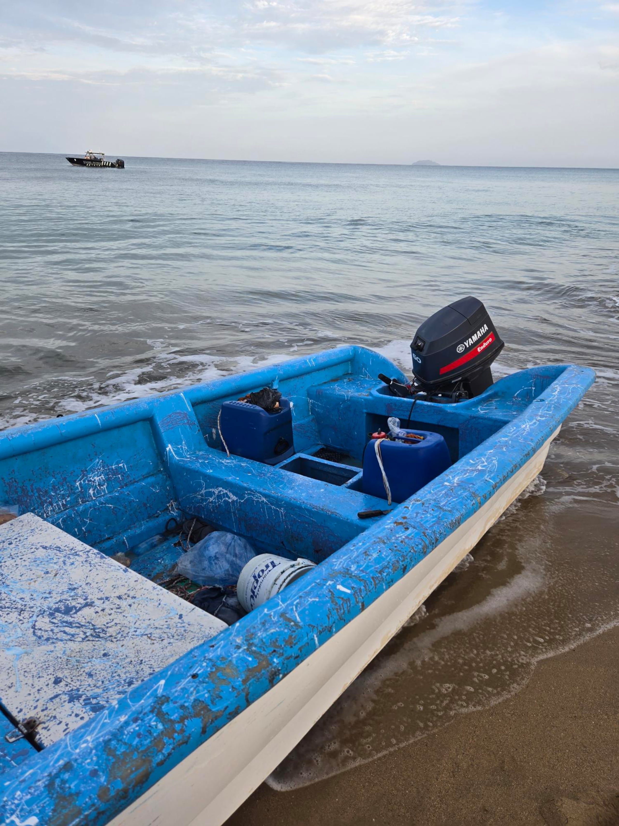 Una embarcación de 22 pies de eslora quedó varada en la costa de Rincón con un cargamento de cocaína, el cual fue recuperado por agencias federales.