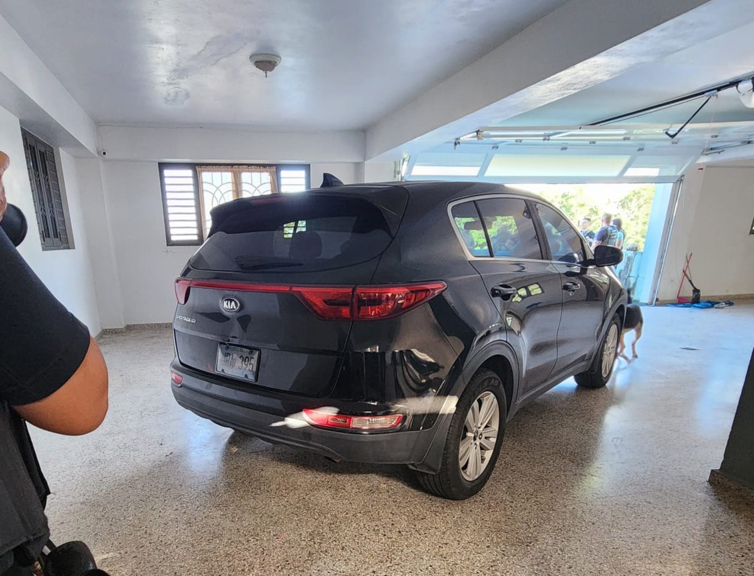 La guagua Kia Sportage ocupada, que tiene gravamen de hurtada del 21 de octubre de 2024 en la calle Loíza.