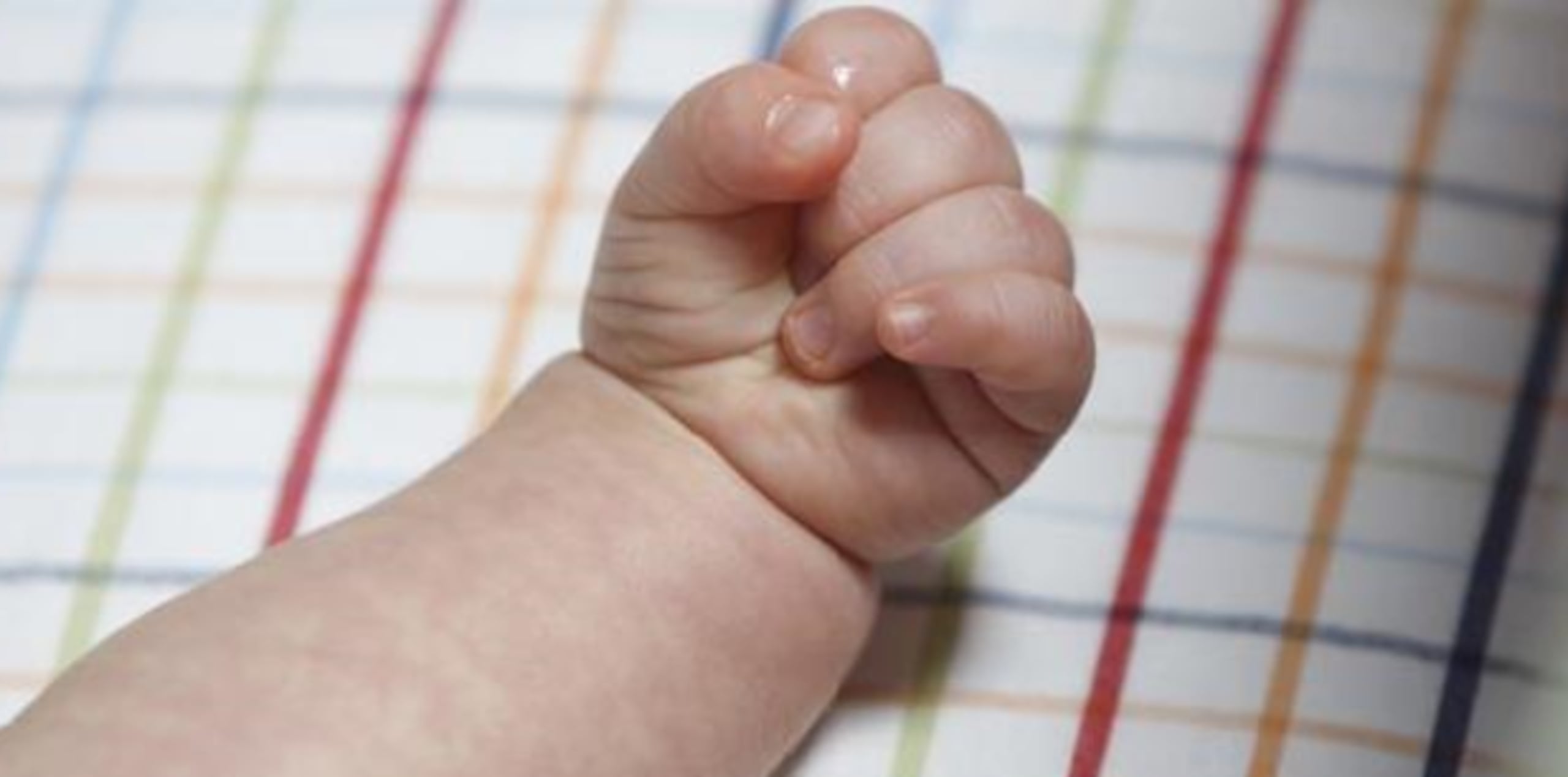 La menor es una niña de un año y dos meses que supuestamente se cayó de la cama. (Archivo)