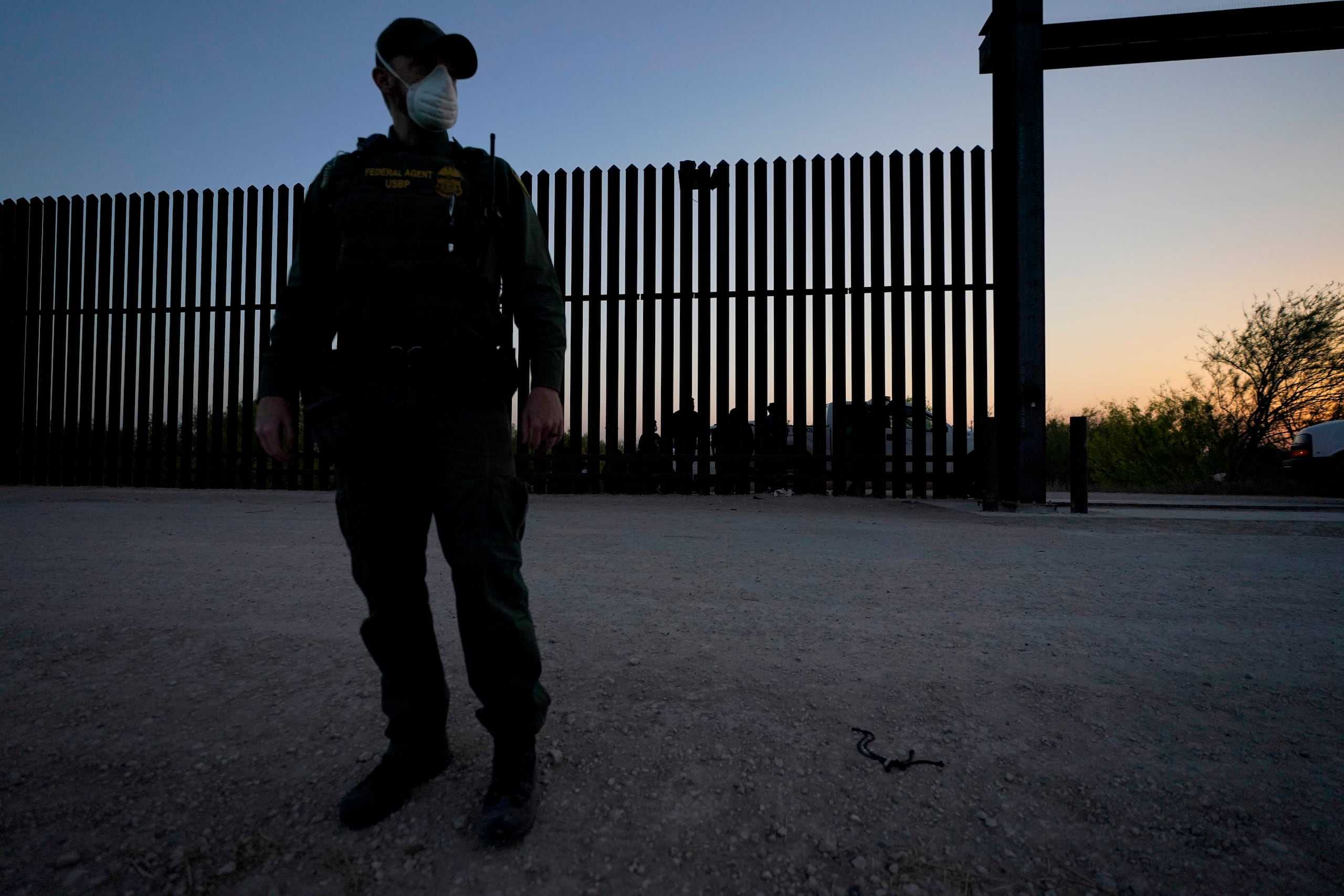 Una de las migrantes intentó bajar el muro pero, como las tres estaban atadas con una cuerda, arrastró a las otras dos en la caída. (AP Foto/Julio Cortez, archivo)