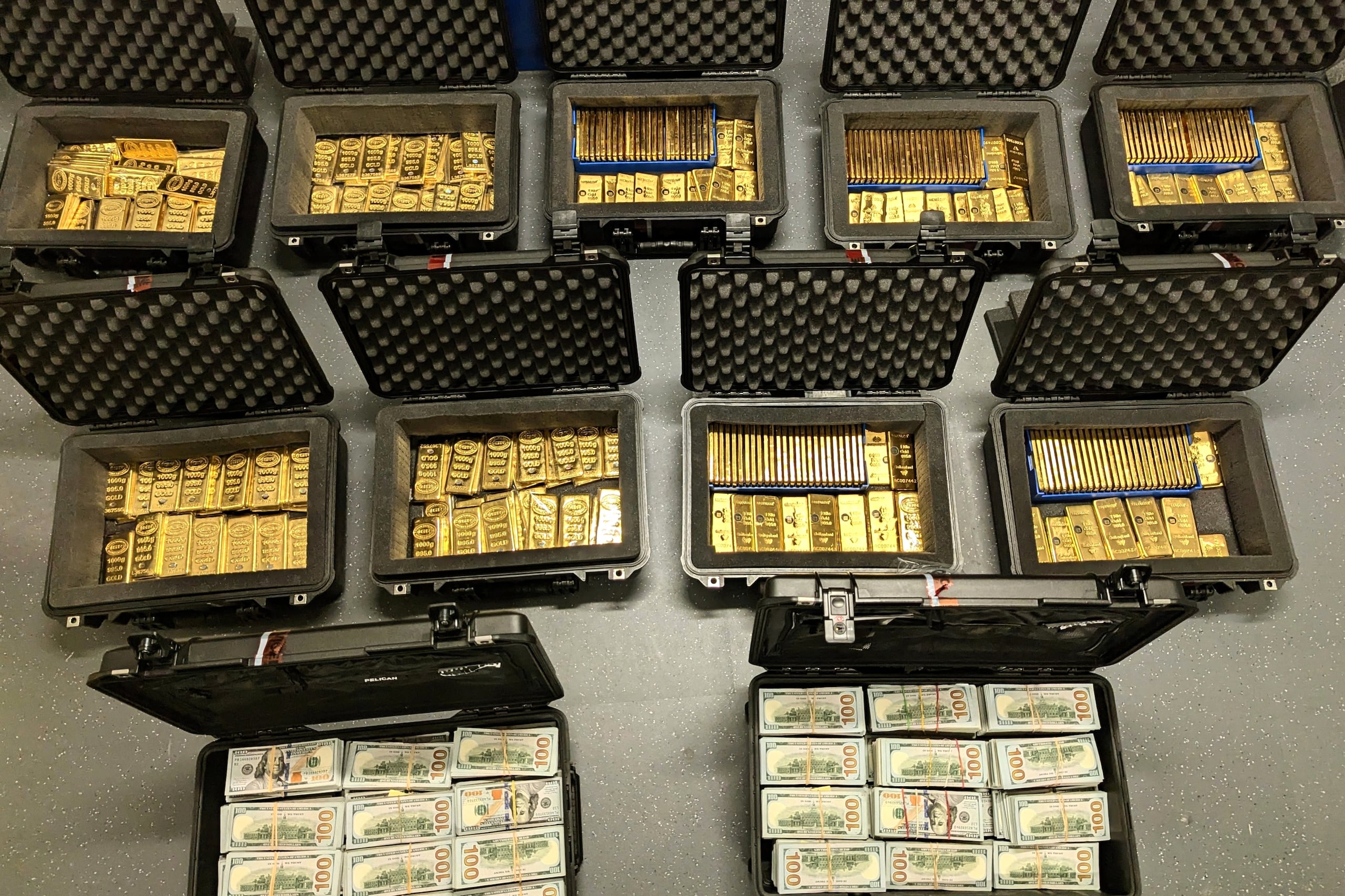 Lingotes de oro y dinero en efectivo incautados de la residencia de David J. Rush durante un allanamiento el 19 de mayo de 2026, en Ashburn, Virginia.