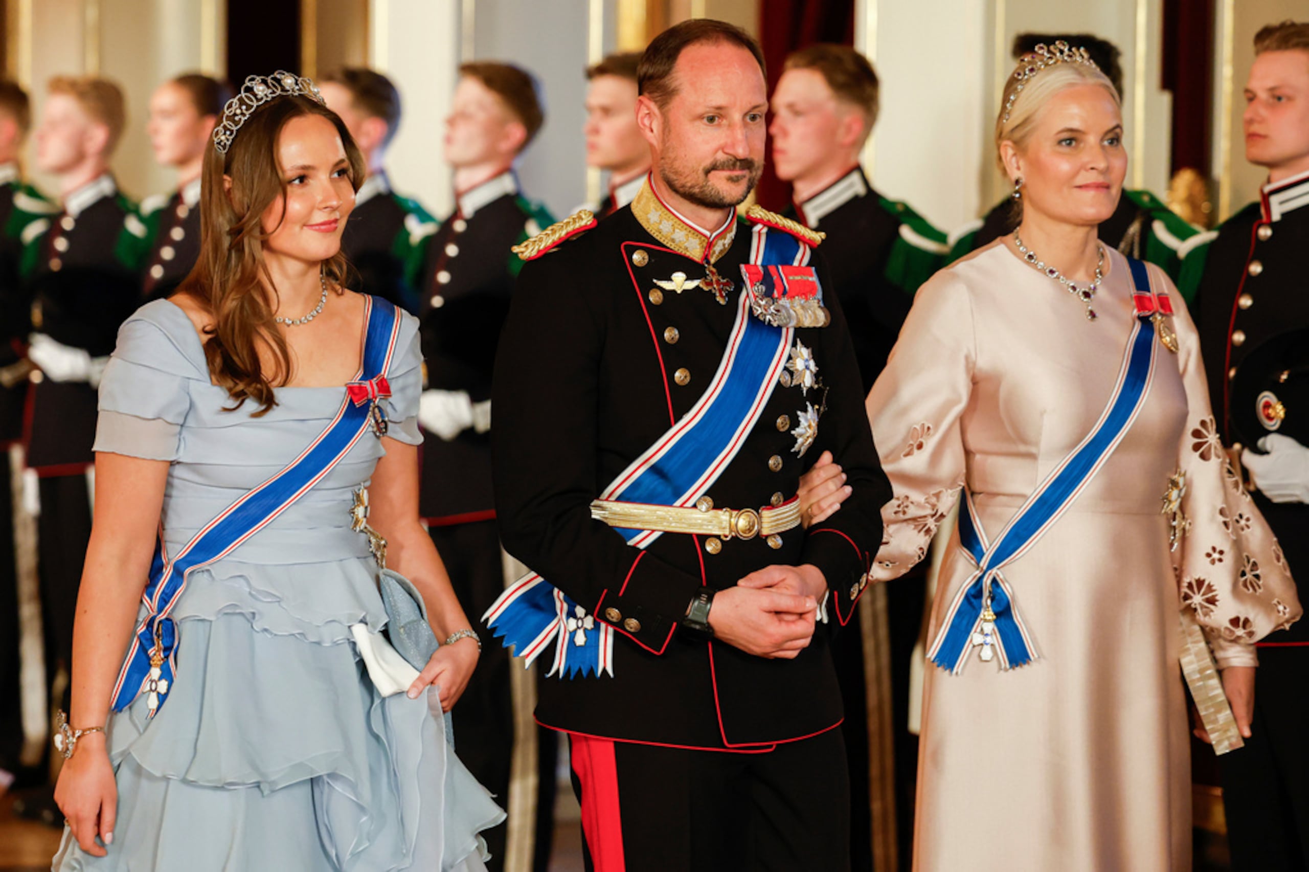 La princesa noruega Ingrid Alexandra, el príncipe Haakon y la princesa Mette-Marit en vías a una cena formal en el palacio en Oslo, el 8 de abril del 2025.