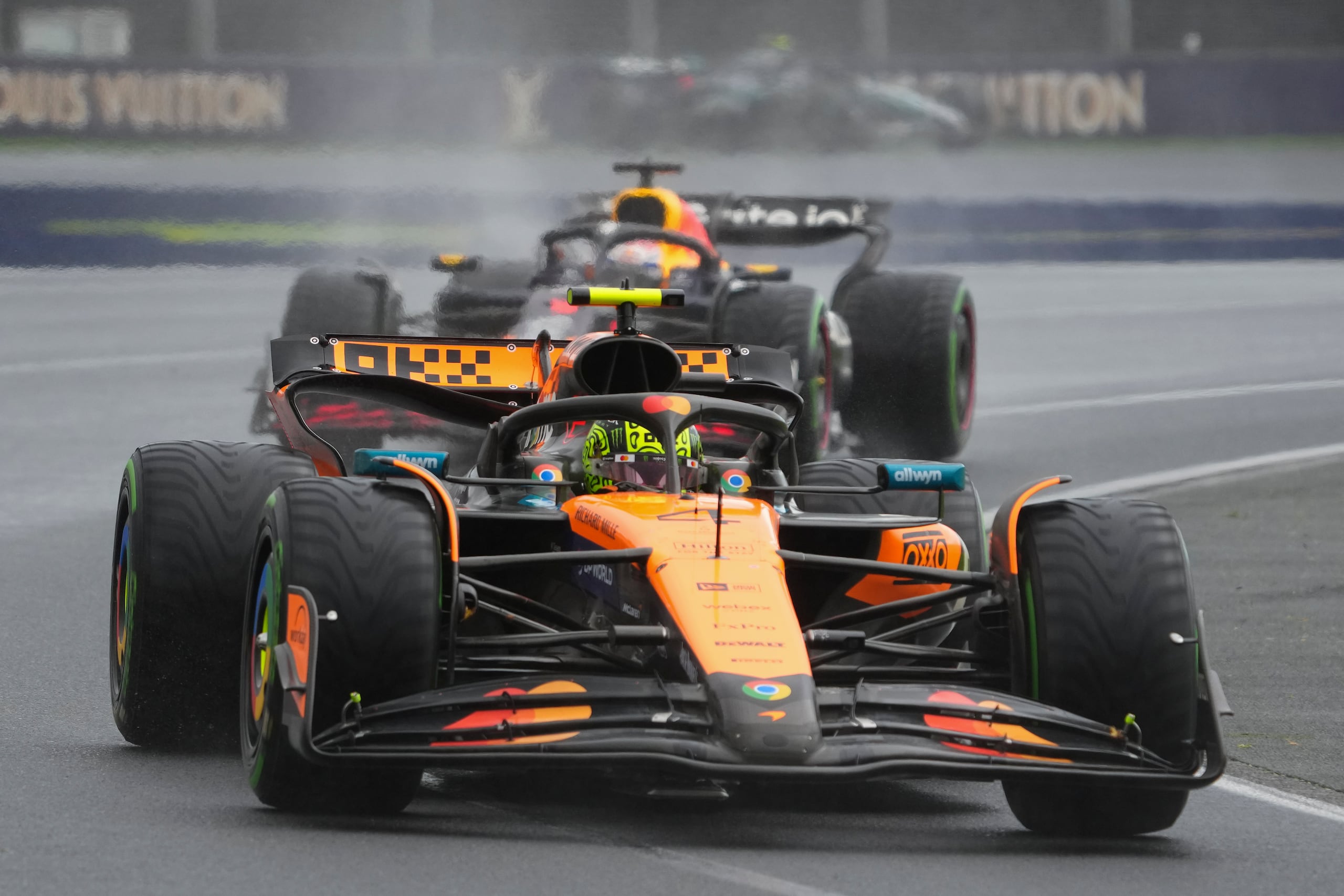 El piloto británico de McLaren Lando Norris marcha por delante del piloto holandés de Red Bull Max Verstappen durante el Gran Premio de Australia de Fórmula 1 en Albert Park, en Melbourne, Australia, el domingo 16 de marzo de 2025. (AP Foto/Scott Barbour)