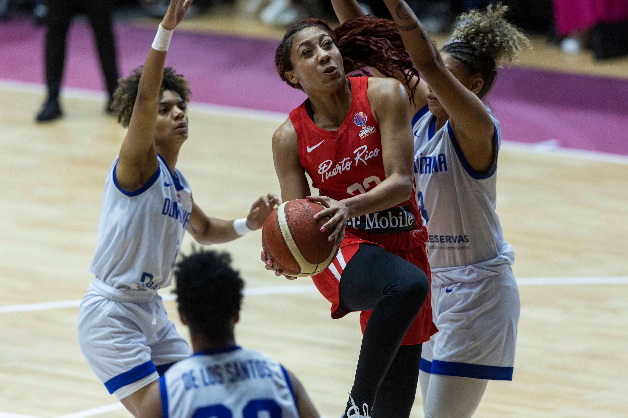 Arella Guirantes penetra para poner una bandeja.