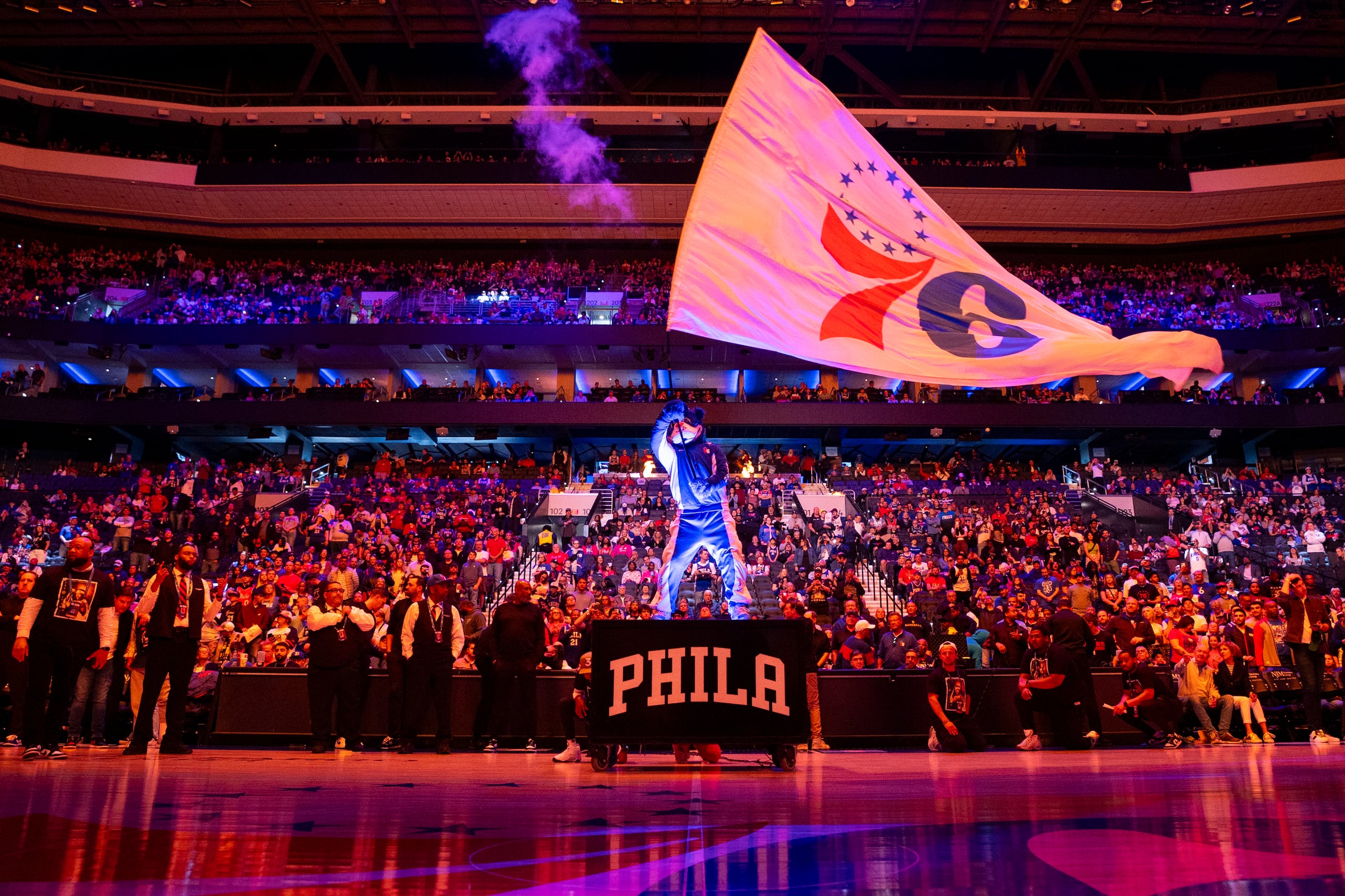 Franklin, la mascota de los 76ers de Filadelfia, ondea la bandera previo al partido de baloncesto de la NBA contra los Nets de Brooklyn, el 14 de abril de 2024, en Filadelfia.