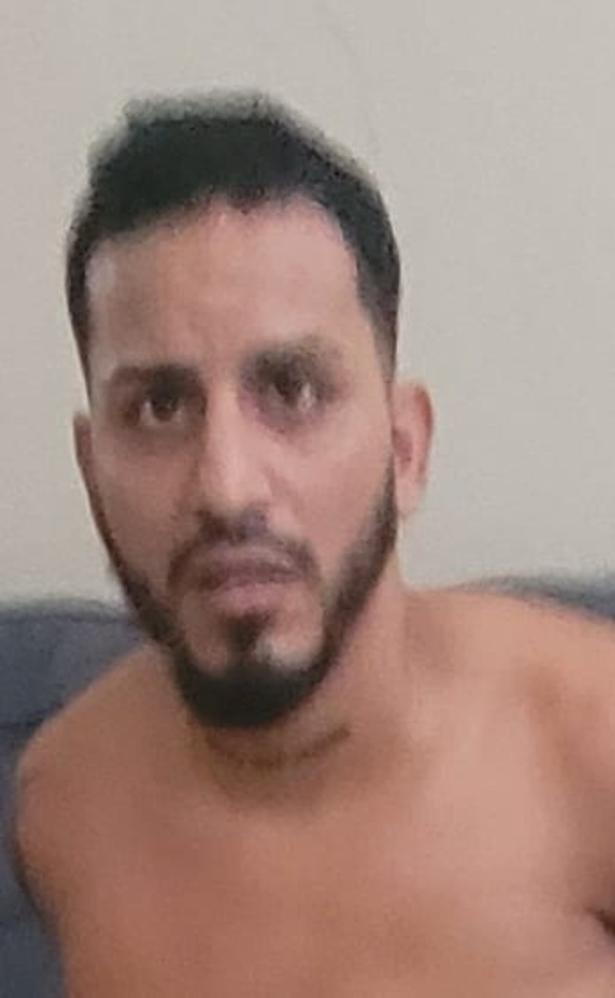 Josué Nael Pérez Torres, quien era un fugitivo federal fue arrestado con sustancias controladas en el residencial Arístides Chavier, en Ponce.