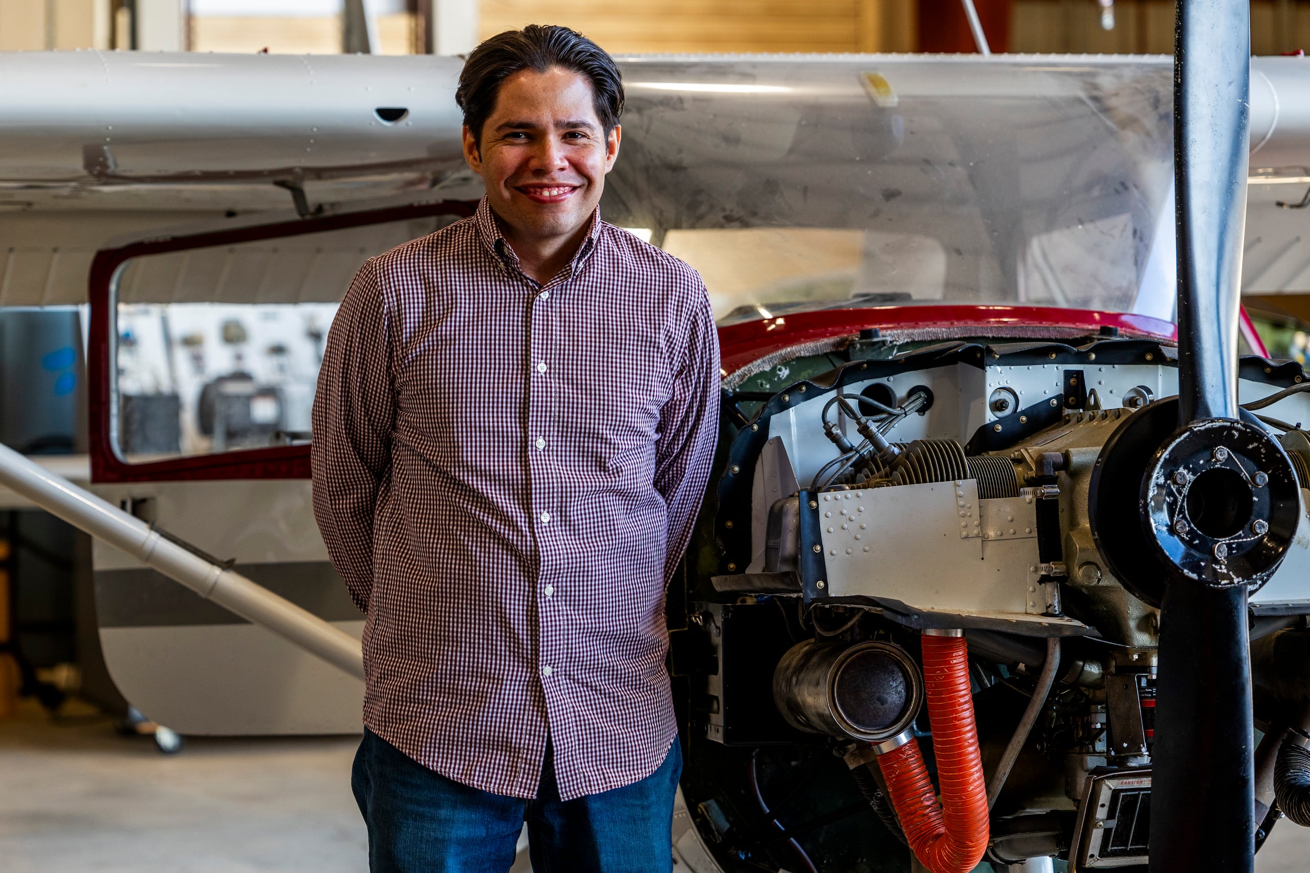 El profesor Irizarry Zapata, del Departamento de Tecnología y Ciencias Aplicadas y quien enseña en el programa de Tecnología Aeronáutica y Aeroespacial.