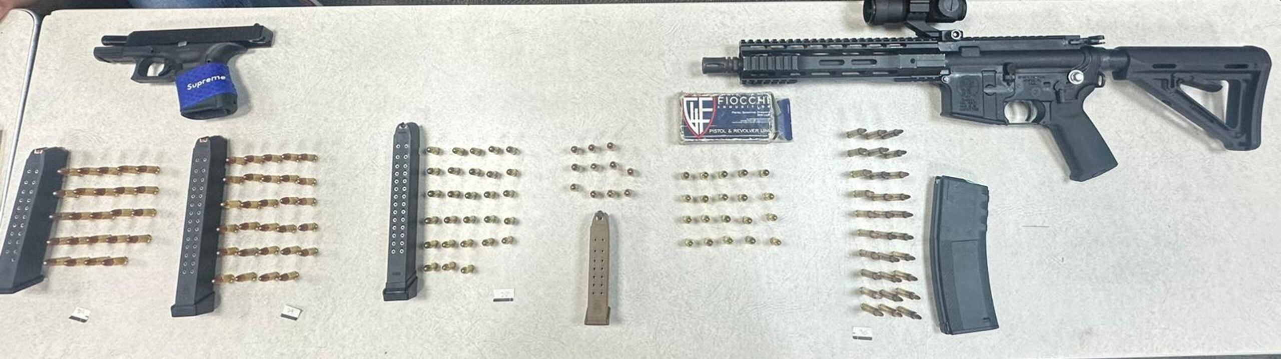 Un rifle, una pistola, cargadores y balas fueron ocupadas a varios menores presuntos gatilleros de una organización criminal en Guayanilla.