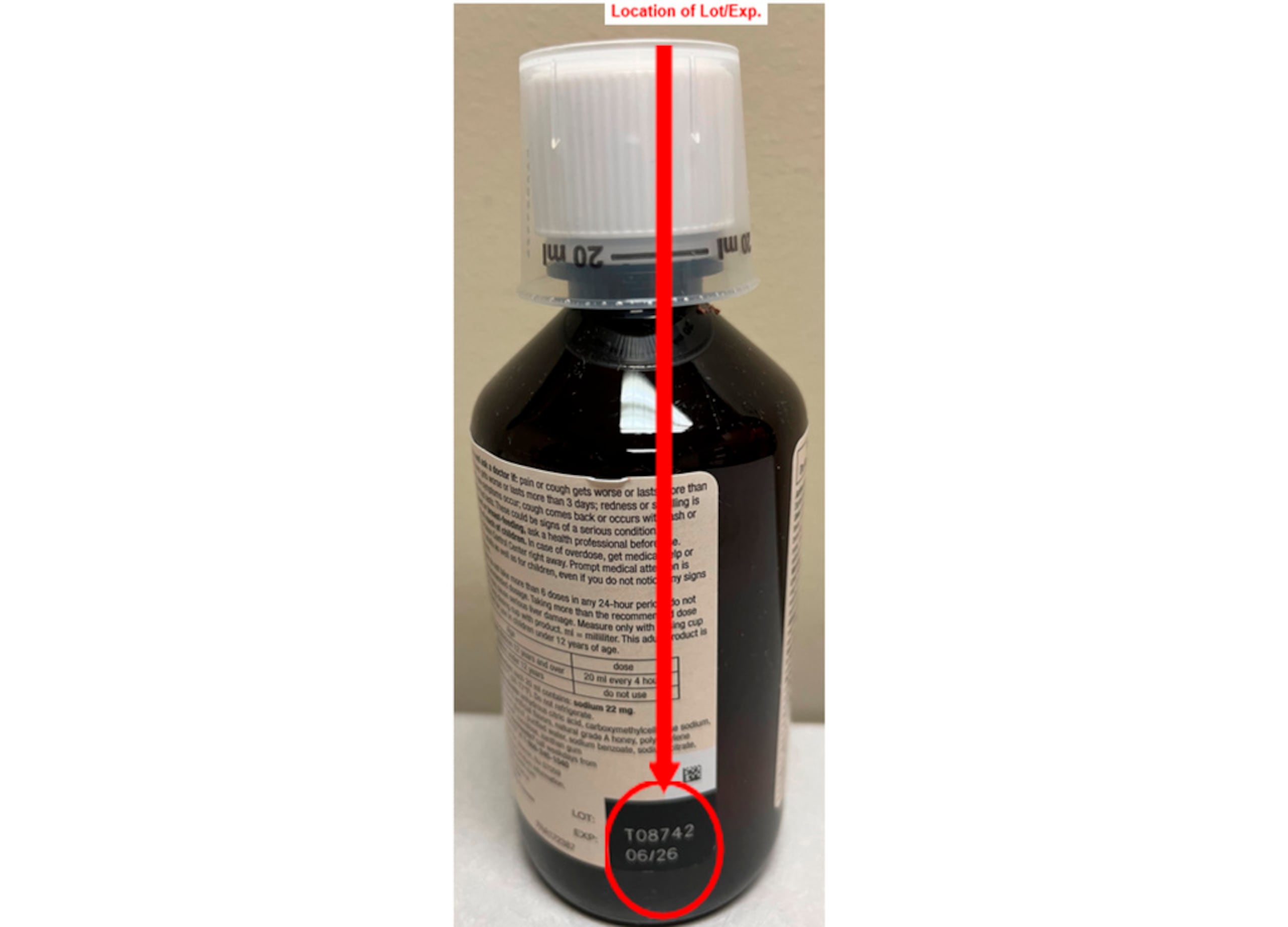 Foto distribuida por la FDA muestra la ubicación del número de lote del jarabe para la tos Robitussin retirado de la venta el 25 de enero de 2024.