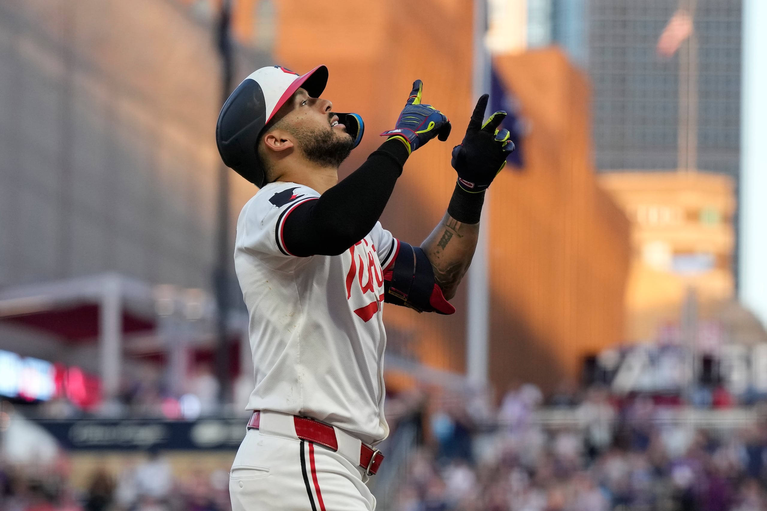 El puertorriqueño Carlos Correa festeja luego de batear un jonrón de dos carreras ante los Atléticos de Oakland, el jueves 13 de junio de 2024.