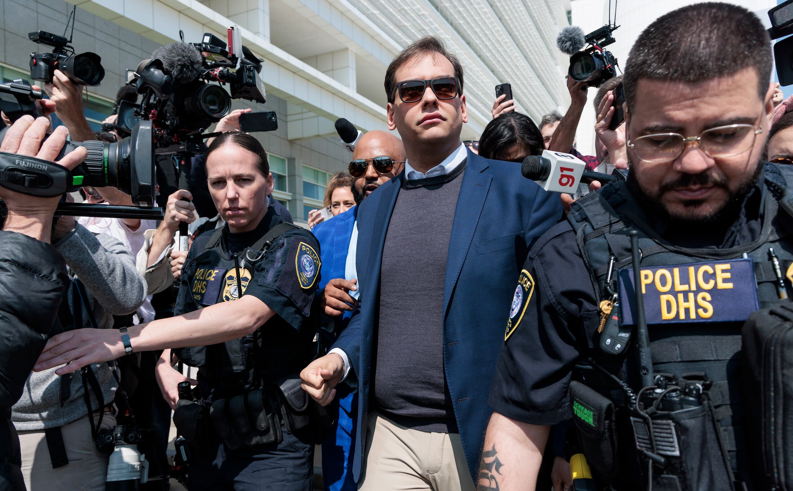 Santos, que había acaparado titulares por la maraña de falsedades que urdió para ser elegido en 2022, deberá restituir cerca de 375,000 dólares y se le decomisarán otros 205,000 dólares.