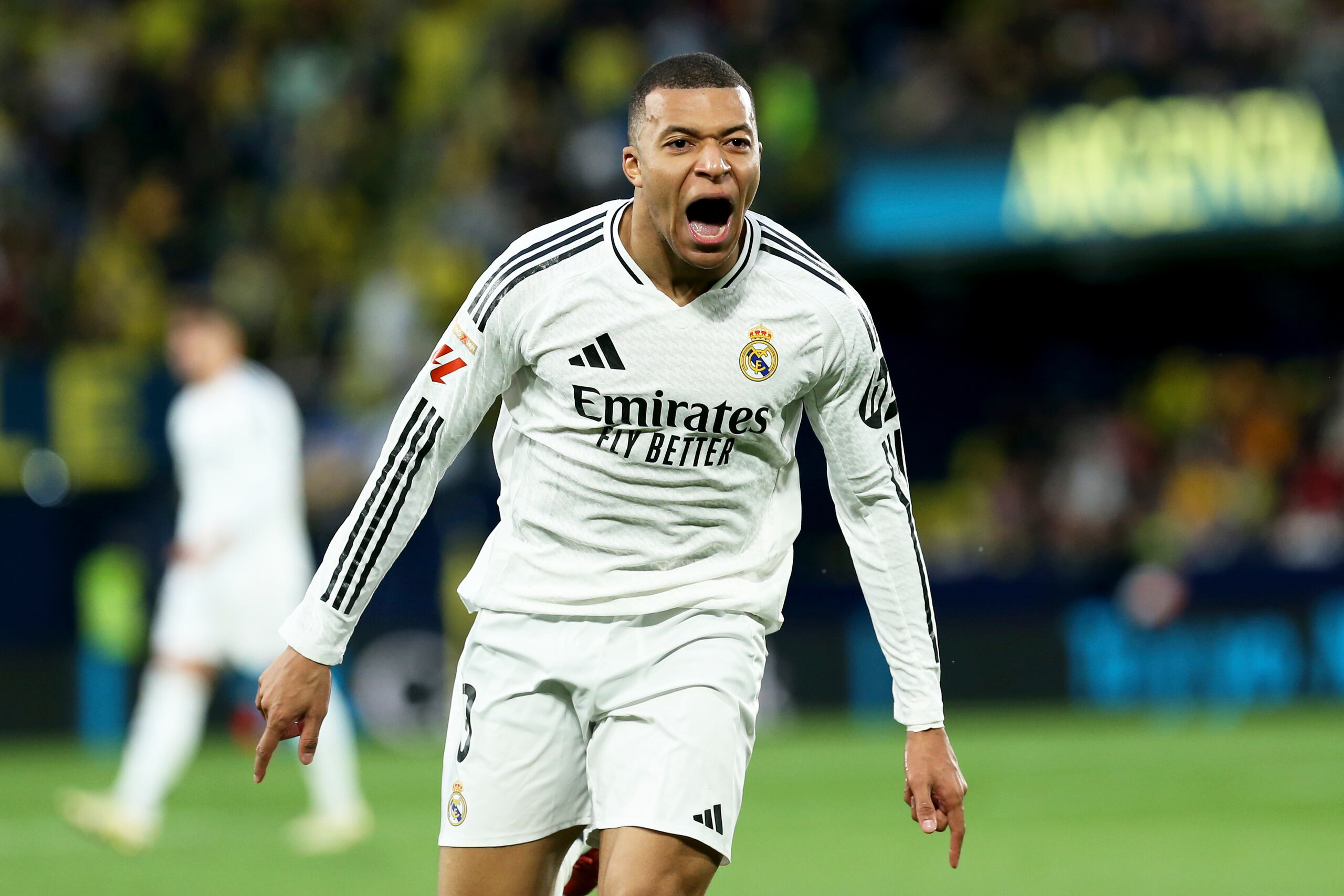 Kylian Mbappé, del Real Madrid, celebra tras anotar el segundo gol en el encuentro de La Liga española ante el Villarreal.