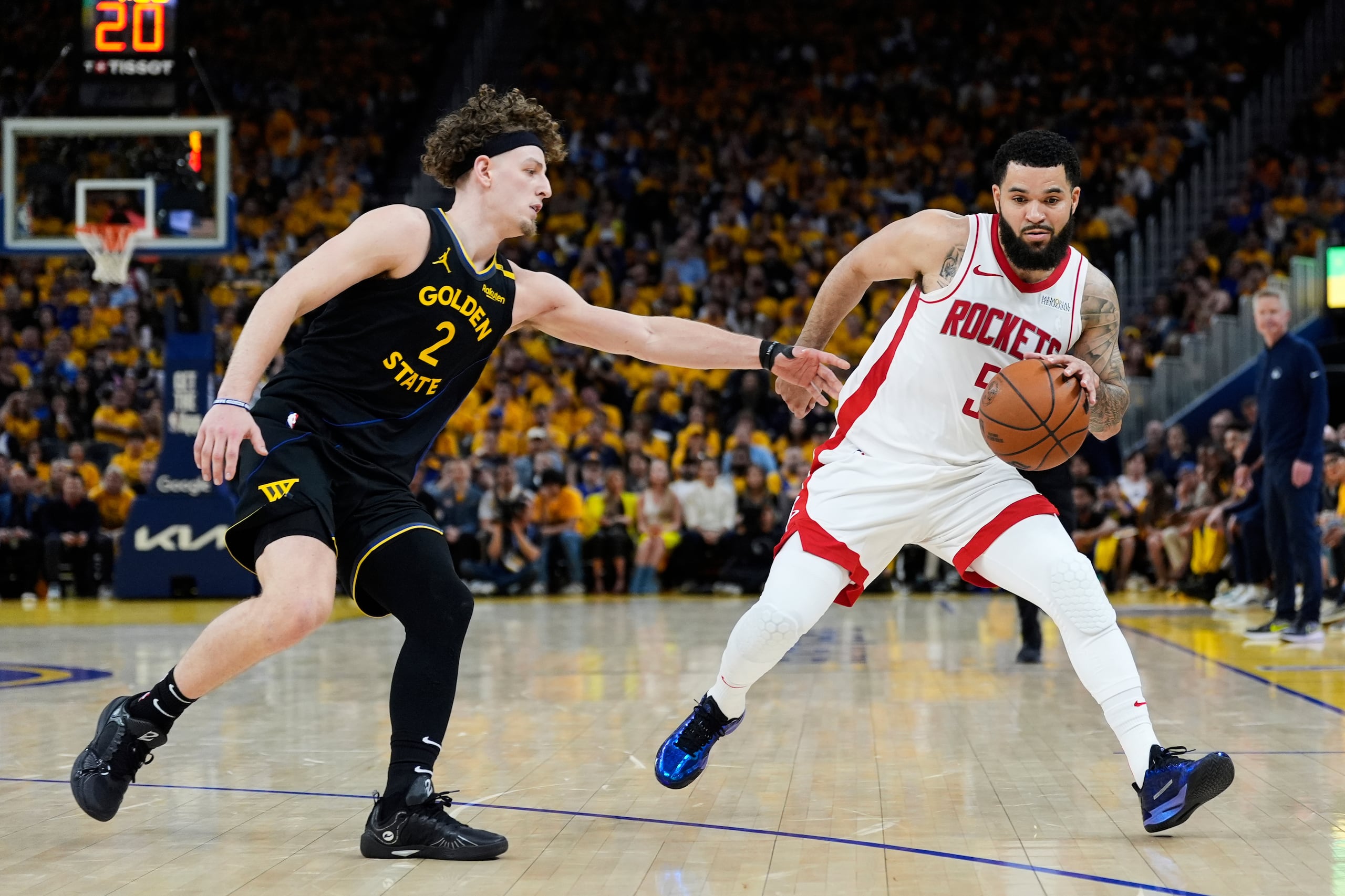 Fred VanVleet, de los Rockets de Houston, maneja el balón ante la presión de Brandin Podziemski, de los Warriors de Golden State.