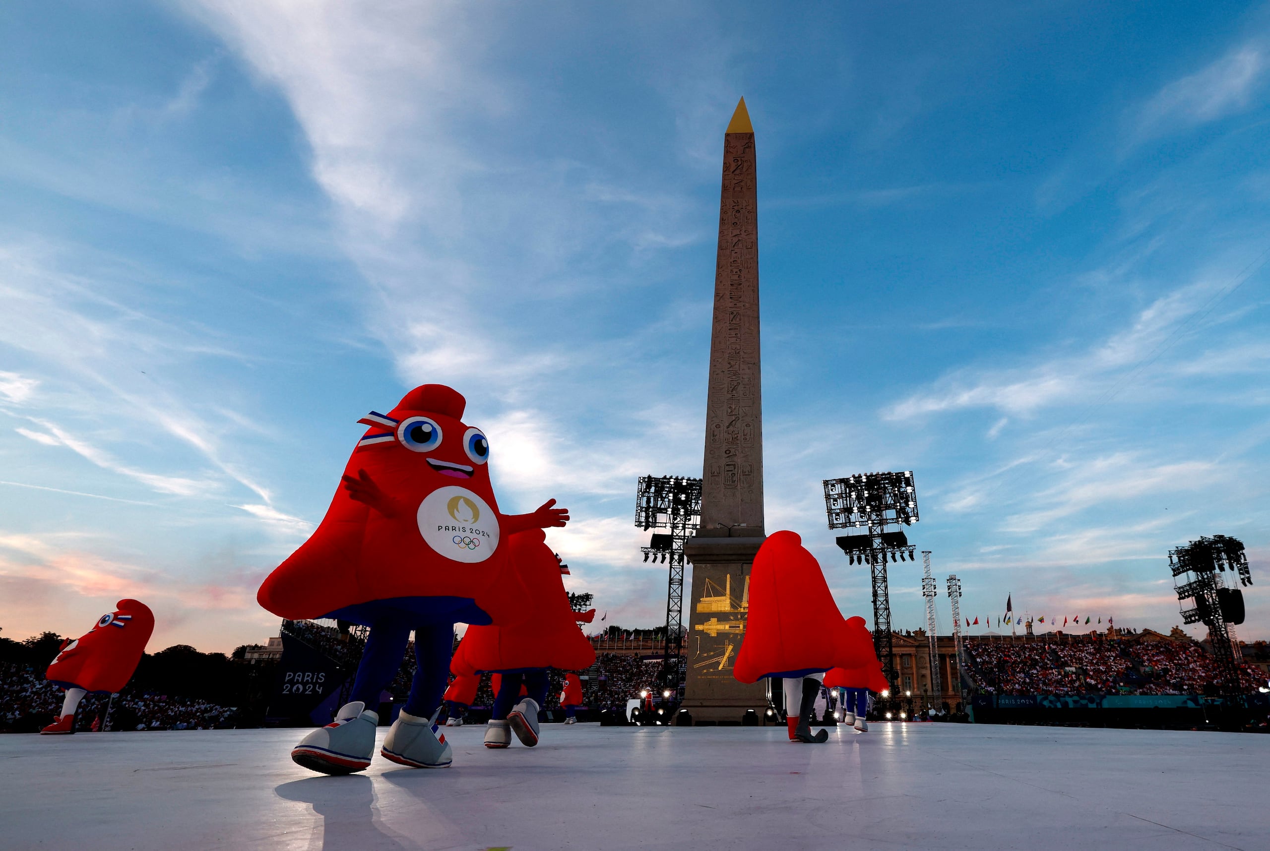 La mascota Phryge durante la ceremonia de apertura de los Juegos Paraolímpicos de París, el miércoles 28 de agosto de 2024. (Gonzalo Fuentes/Pool Foto vía AP)