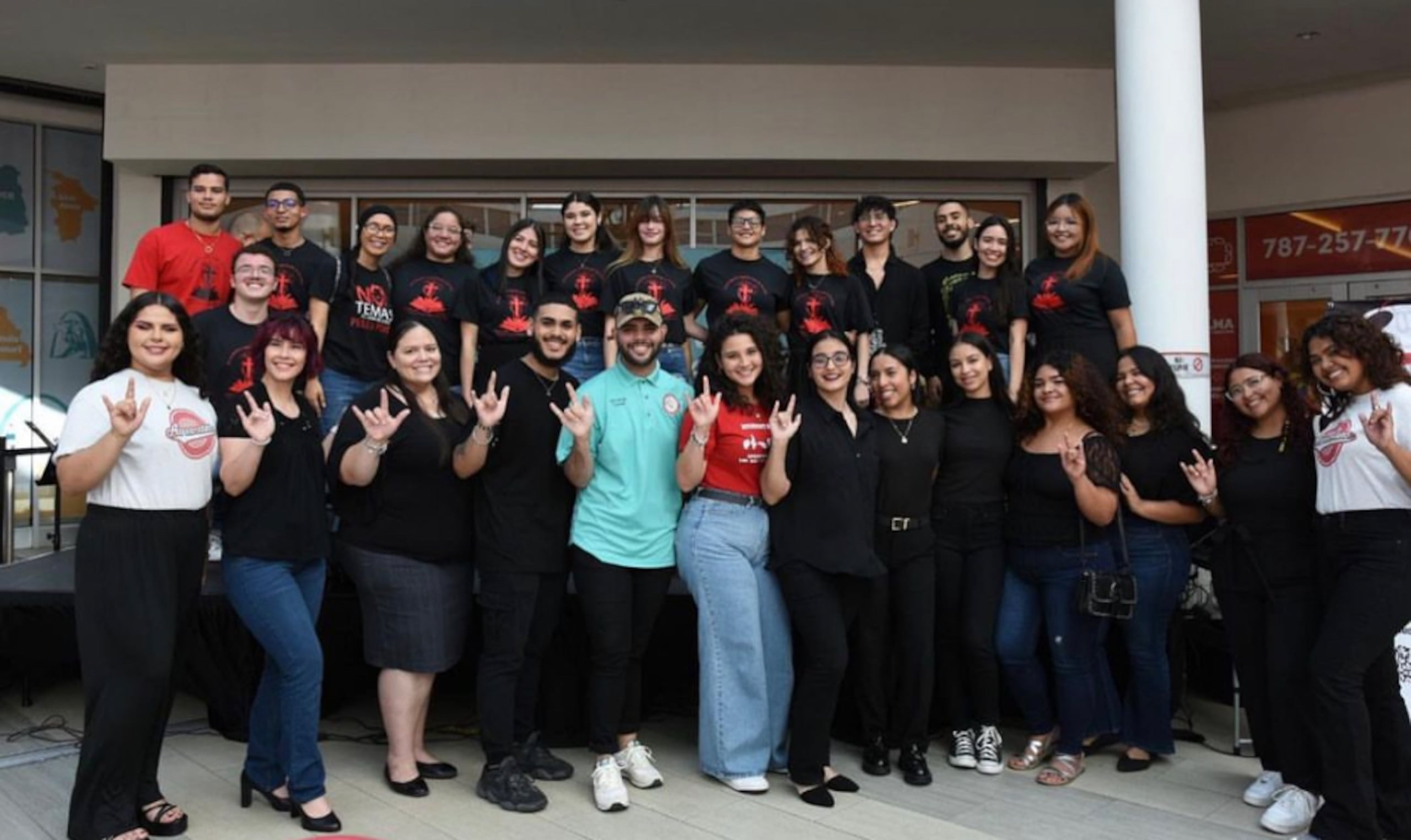 El grupo de estudiantes de la UPR Ponce que pertenece a la Asociación Universitaria Pro Sordos (AUPS).