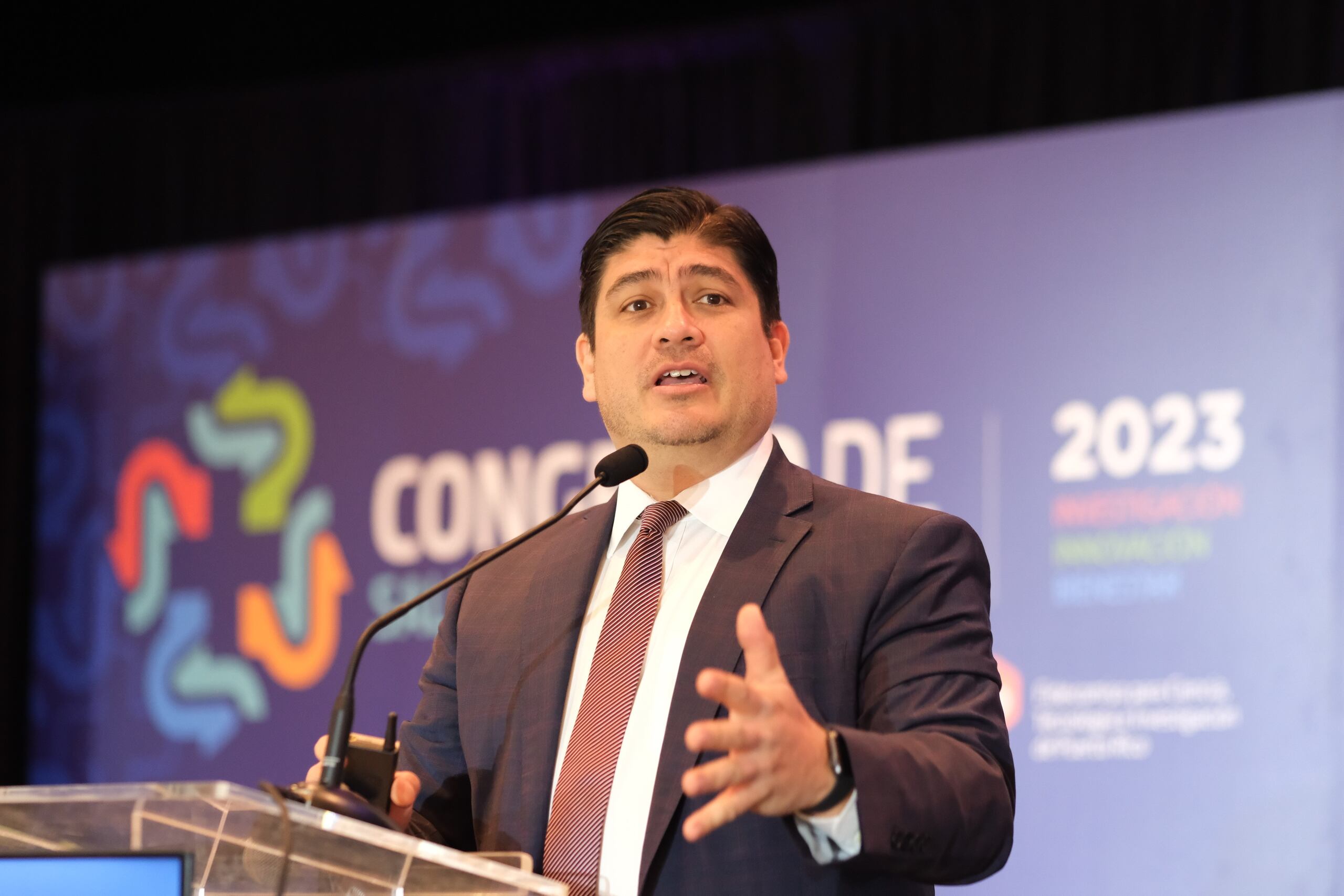 Durante su exposición, el expresidente de Costa Rica habló sobre el enfoque en el sistema de atención médica universal implementado en dicho país.