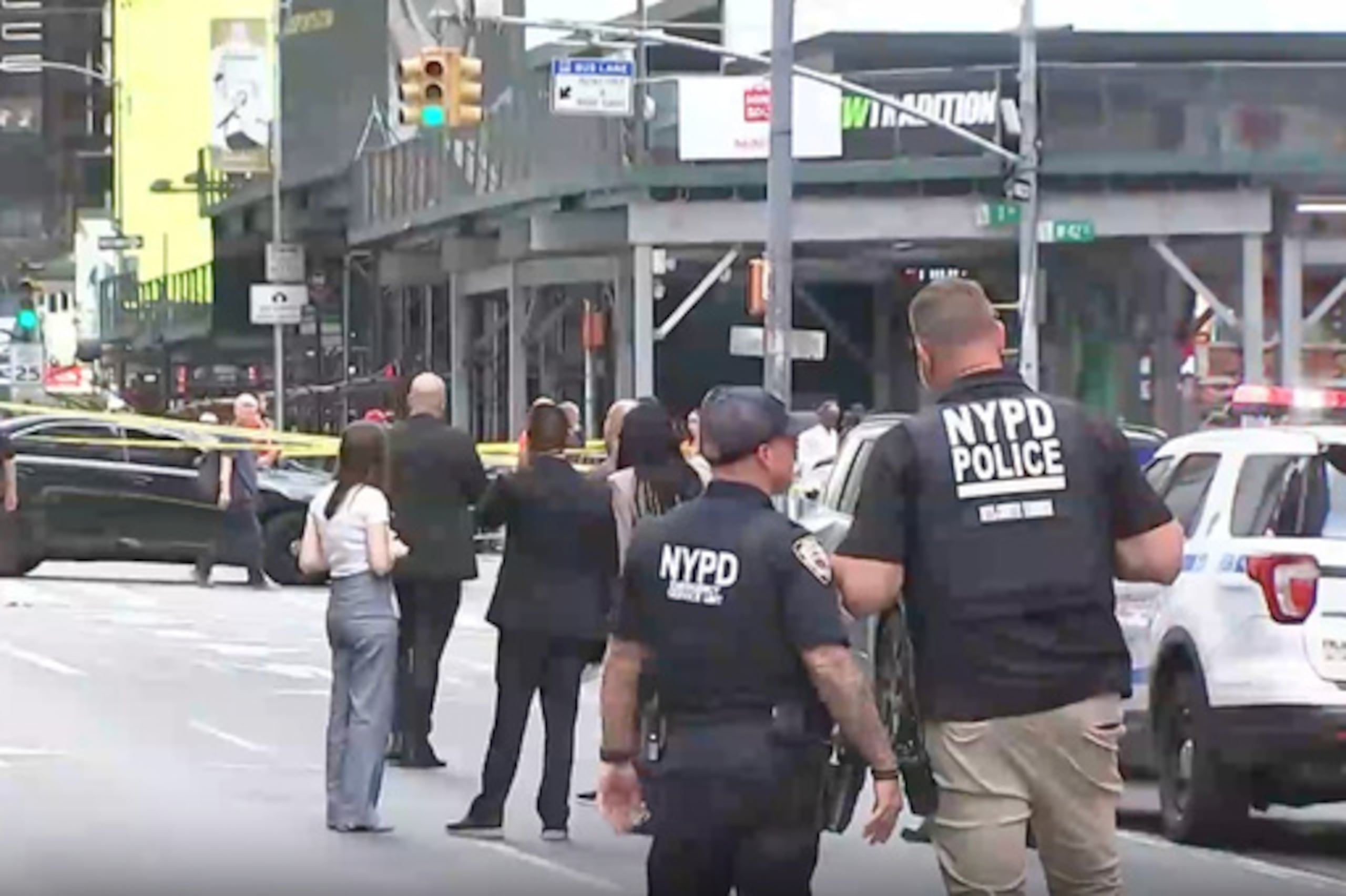 De acuerdo con el NYPD, fragmentos de la bala impactaron a otro policía y a una pasajera que se encontraba en la plataforma.