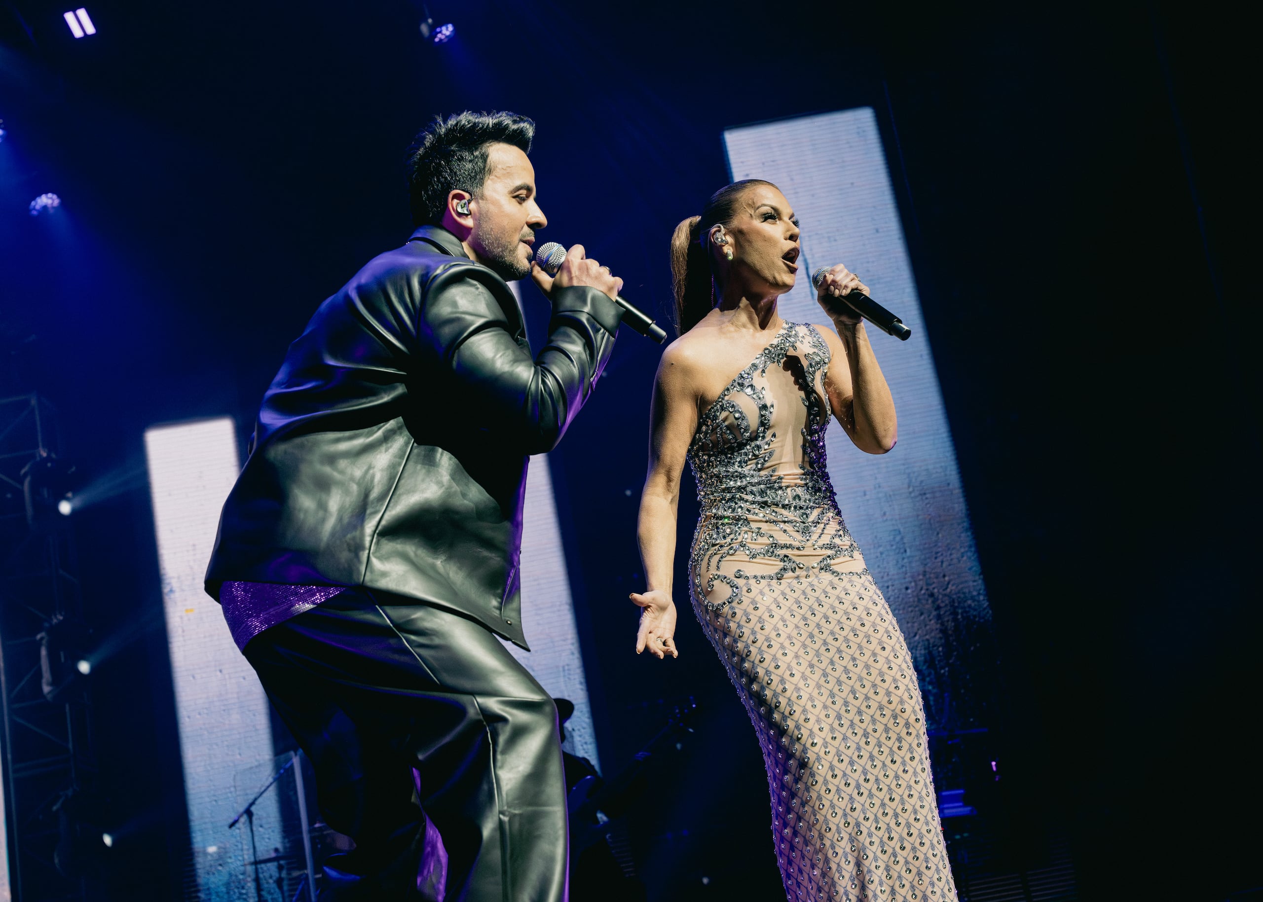 Con Olga Tañón cantó el tema "Escondidos".