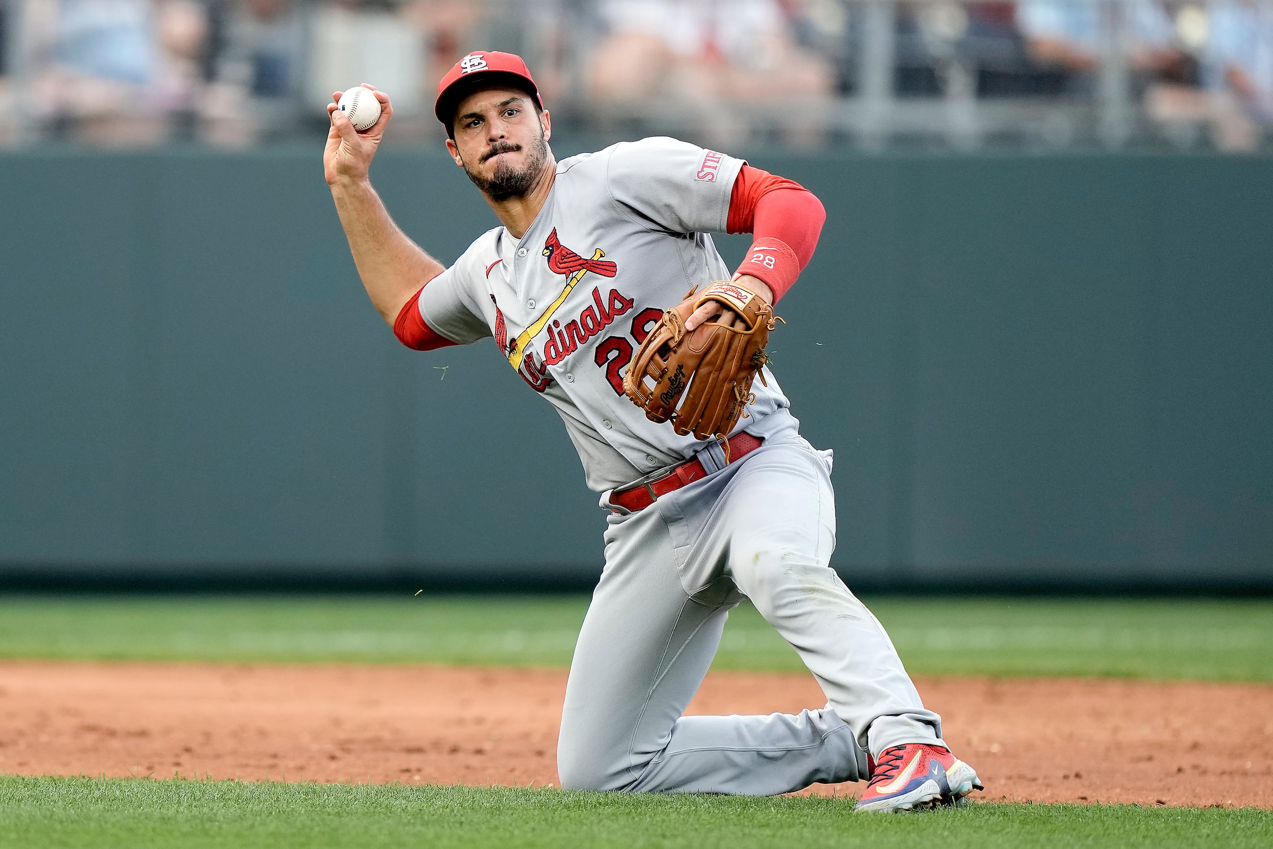 Nolan Arenado, de los Cardinals, se prepara para lanzar una bola a la primera base.