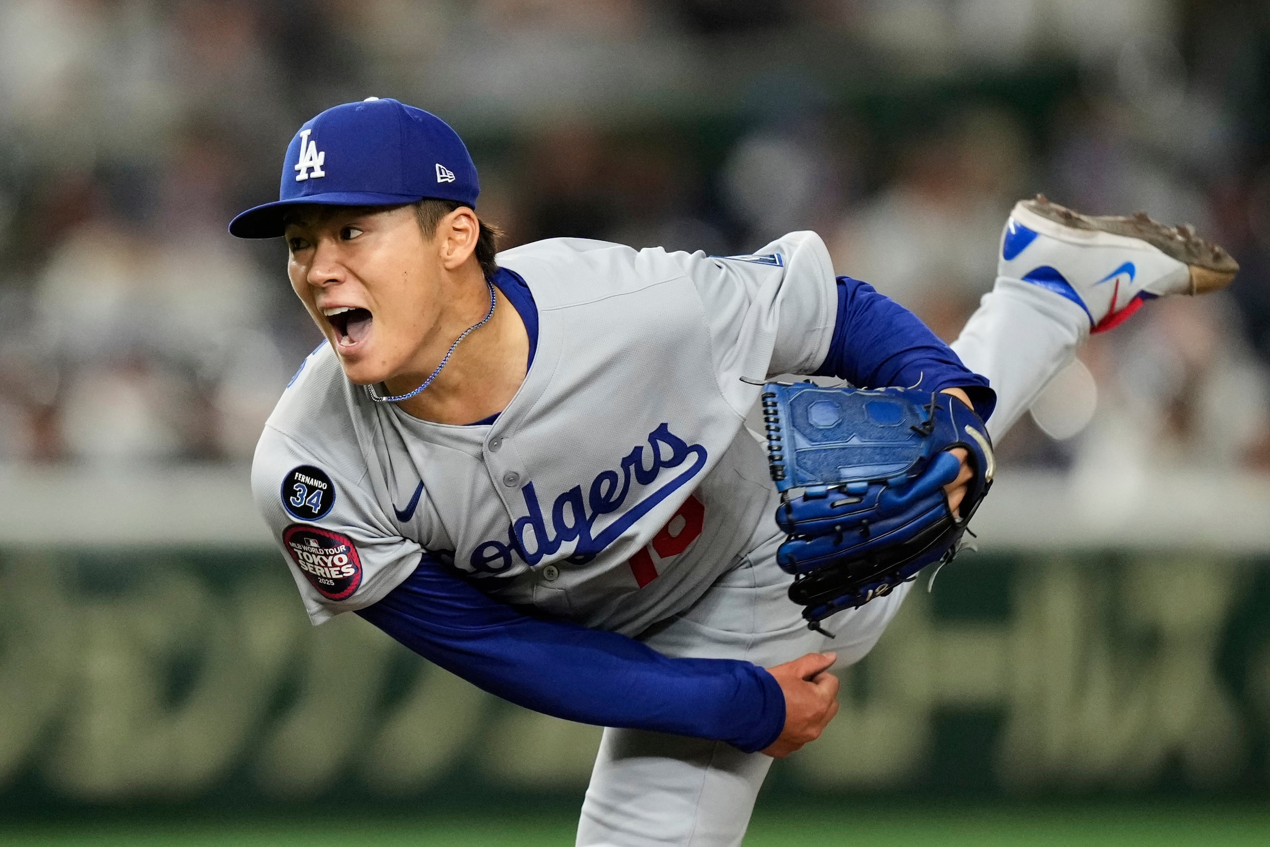 Yoshinobu Yamamoto lanza durante la acción del quinto episodio del partido.