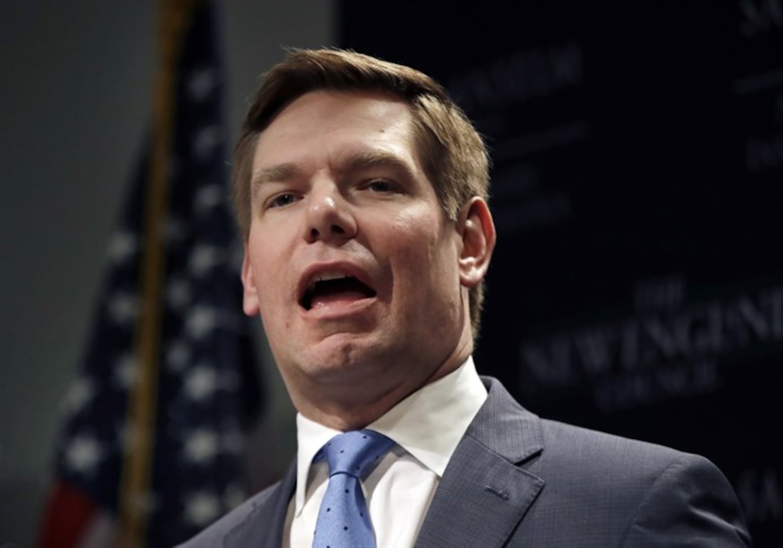 Eric Swalwell, 38 años. Es congresista de California y con frecuencia sale en televisión, entrevistado en los programas noticiosos, criticando con dureza al presidente Donald Trump. (AP / Elise Amendola)