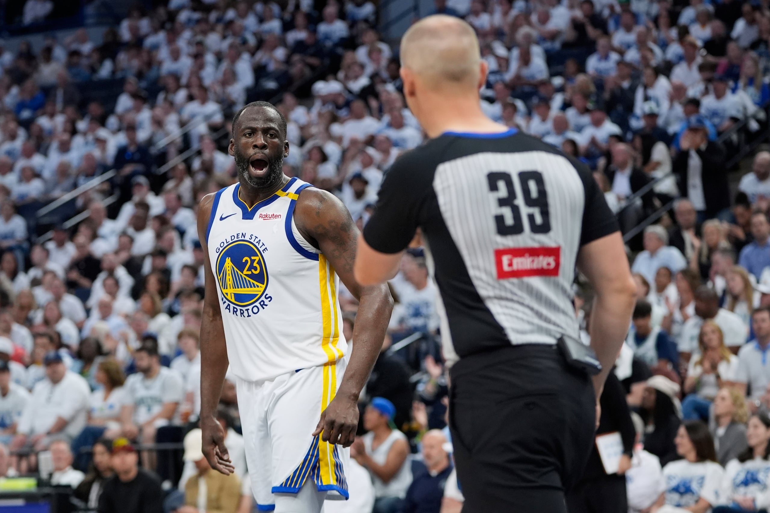 Draymond Green, de los Warriors de Golden State, reacciona frente al árbitro Tyler Ford durante el partido contra los Timberwolves de Minnesota en los playoffs de la NBA, el jueves 8 de mayo de 2025, en Minneapolis. (AP Foto/Abbie Parr)