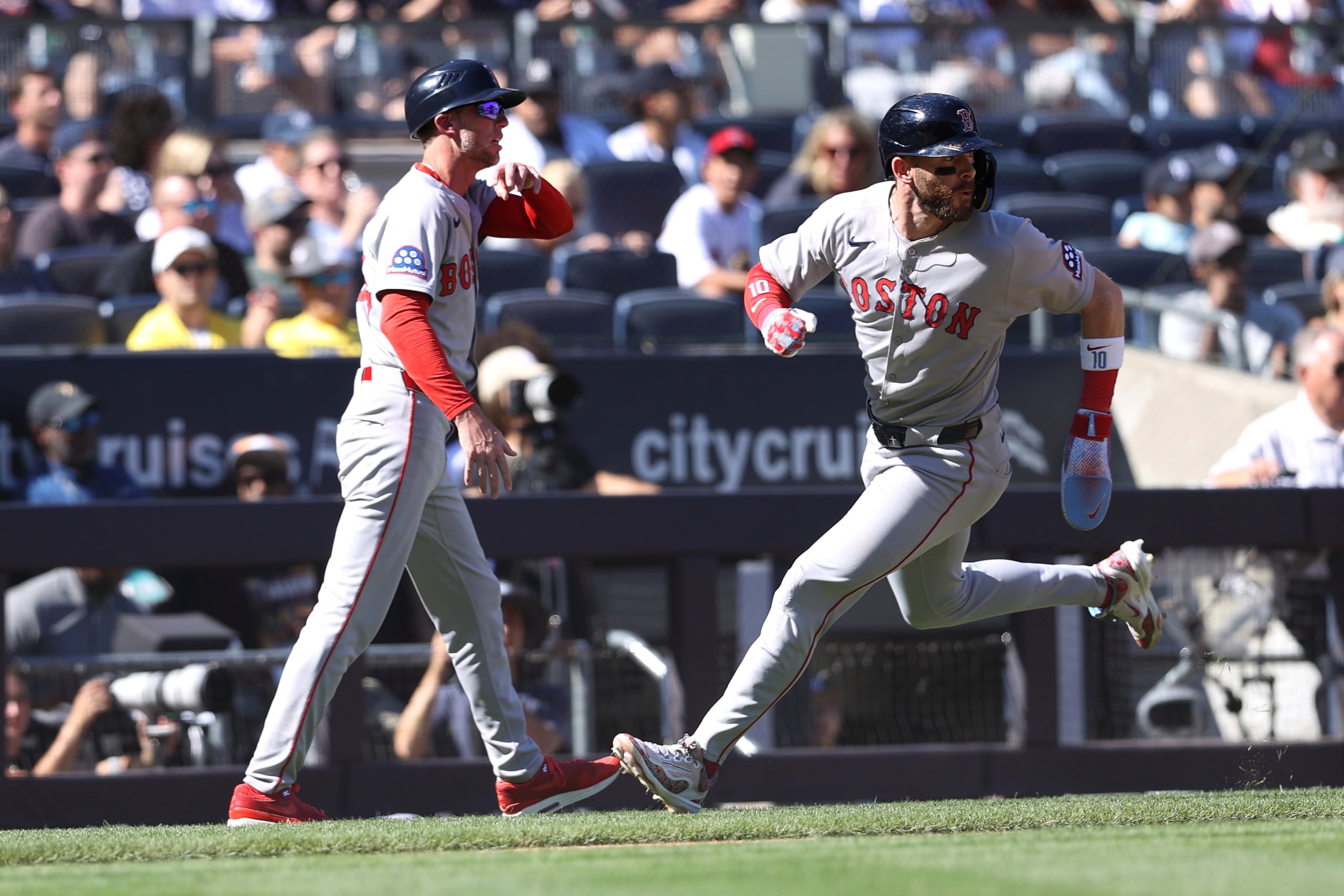 Trevor Story se impulsa hacia el plato remolcado por un hit de Ceddanne Rafaela. (AP Photo/Pamela Smith)
