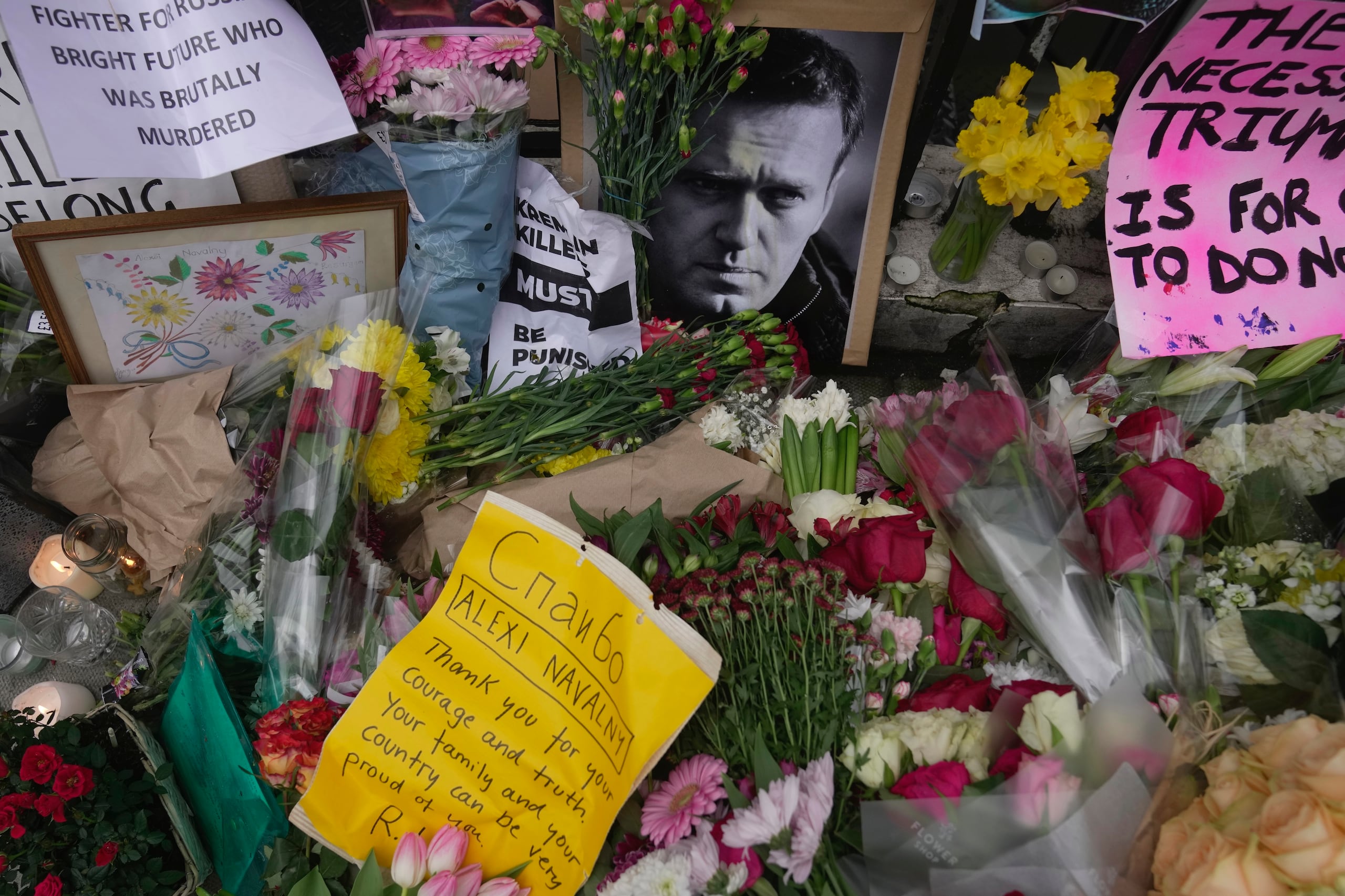 Múltiples personas y movimientos en redes sociales abogan por la entrega del cuerpo de Alexei Navalny a su familia.
