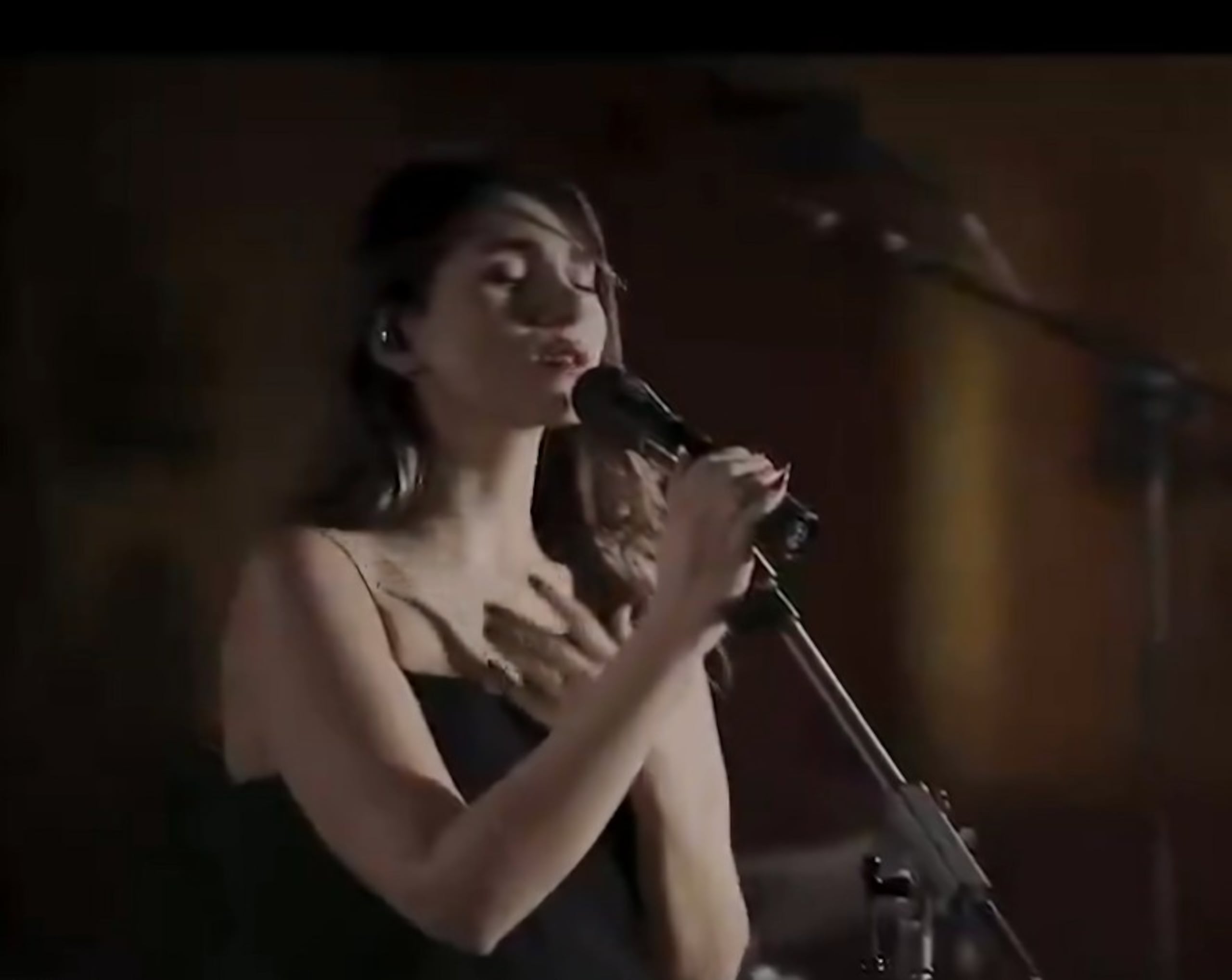 La joven artista publicó el 11 de diciembre un vídeo de 27 minutos en Youtube de un “concierto hipotético”, en el cual aparece con un vestido largo de color negro, con los hombros descubiertos y sin velo.
