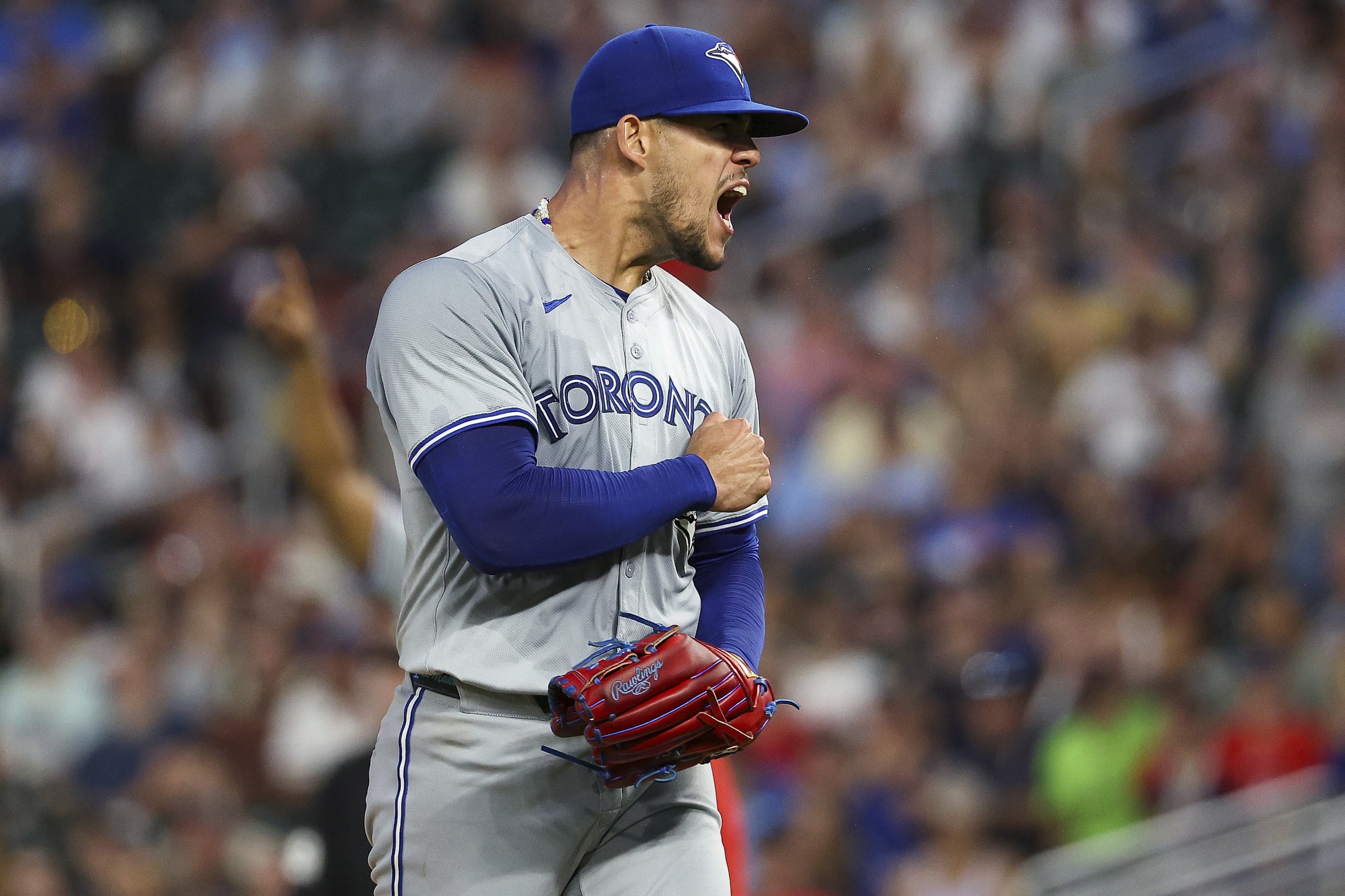 El puertorriqueño José Berríos, abridor de los Azulejos de Toronto, festeja luego de sacar un out en el juego del sábado 31 de agosto de 2024, ante los Mellizos de Minnesota.