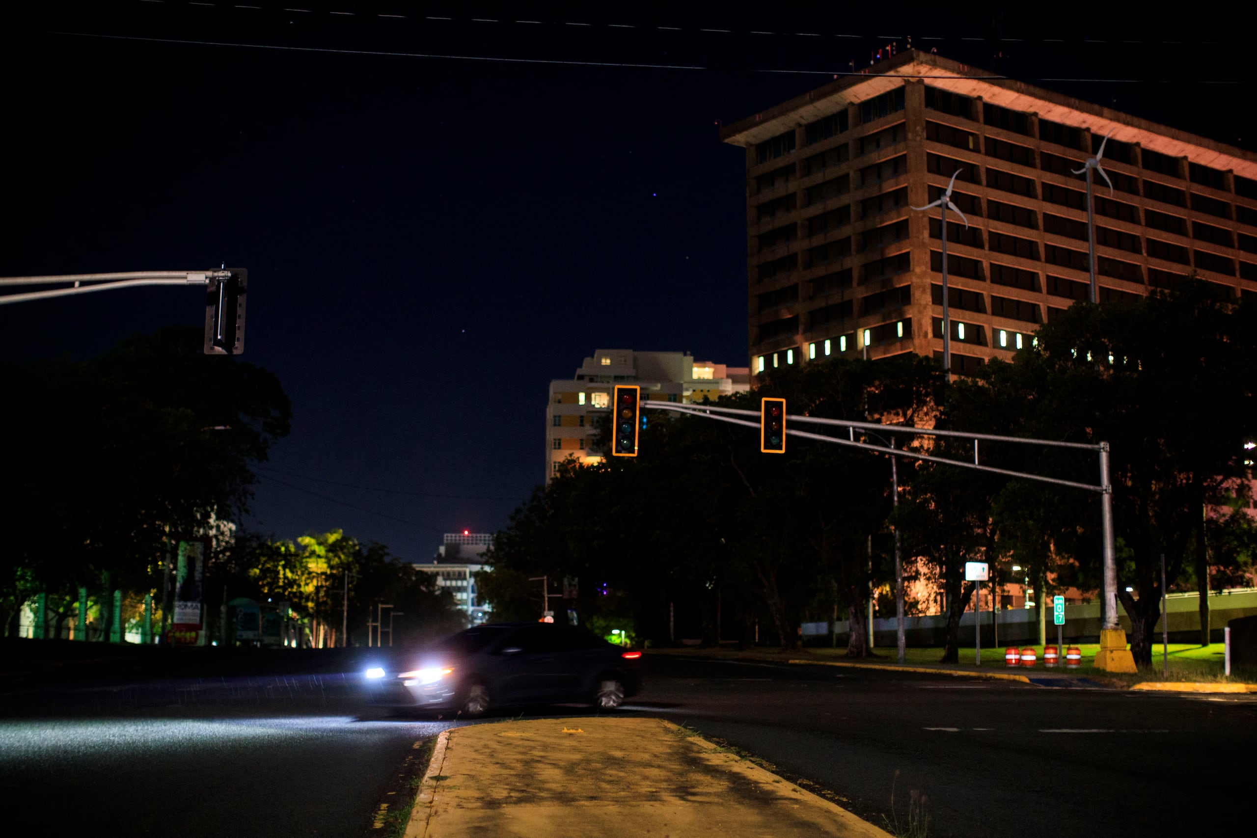 El sábado, desde la altura, vimos la silueta isleña con parches de oscuridad, apagada.