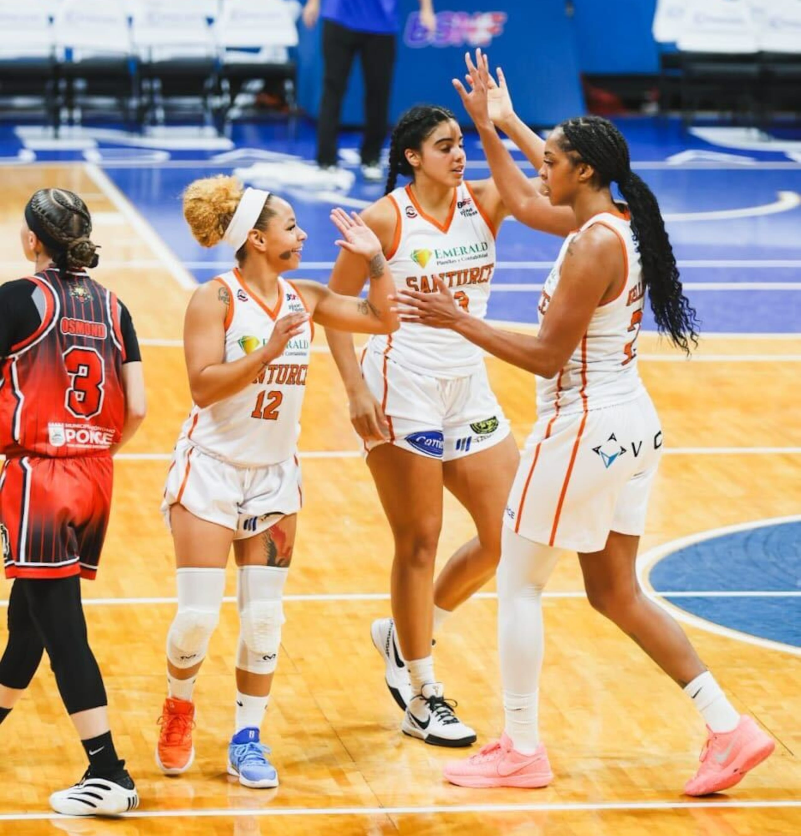 Shae Kelley es recibida por Dayshalee Salamán y Nairimar Vargas.