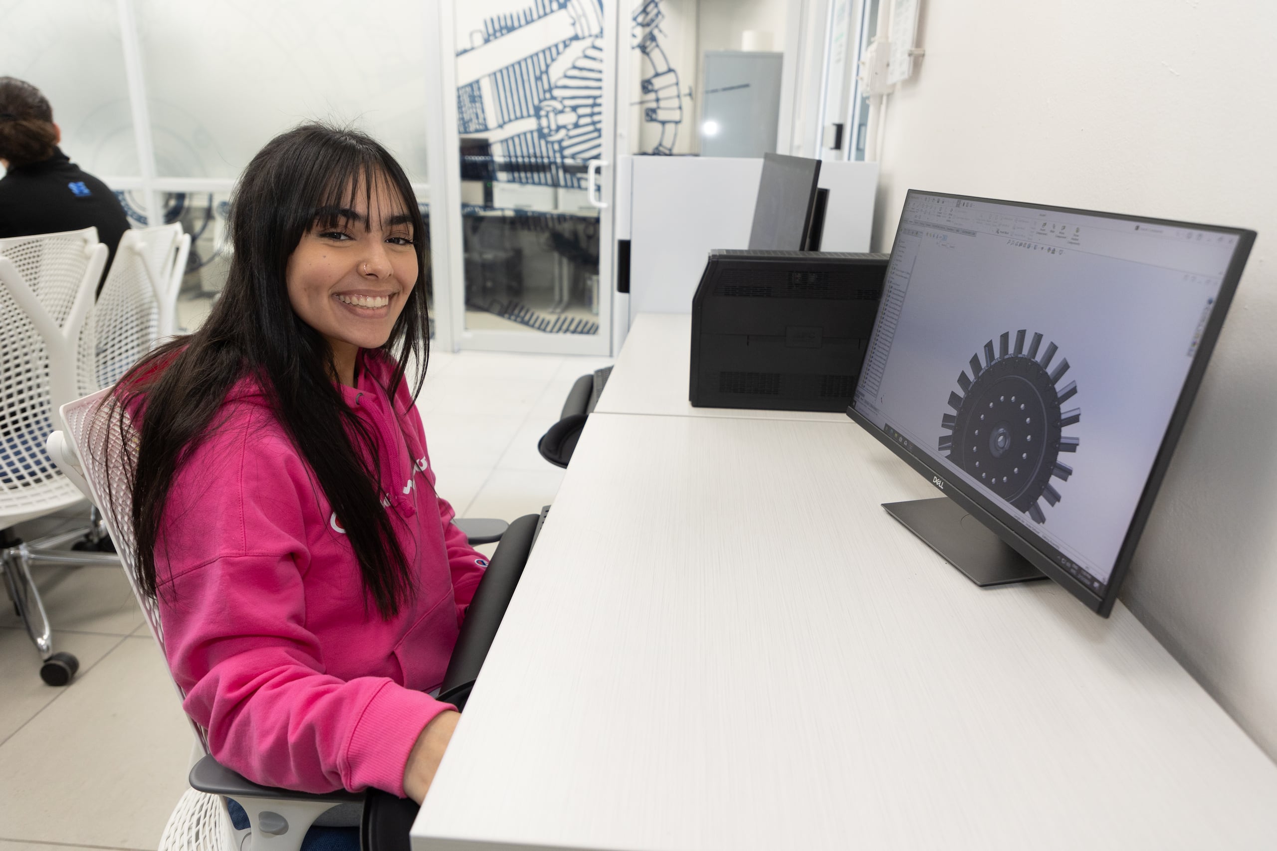 Sarah M. Marte Fuentes, estudiante de Ingeniería Mecánica y quien trabaja en el diseño de una turbina.