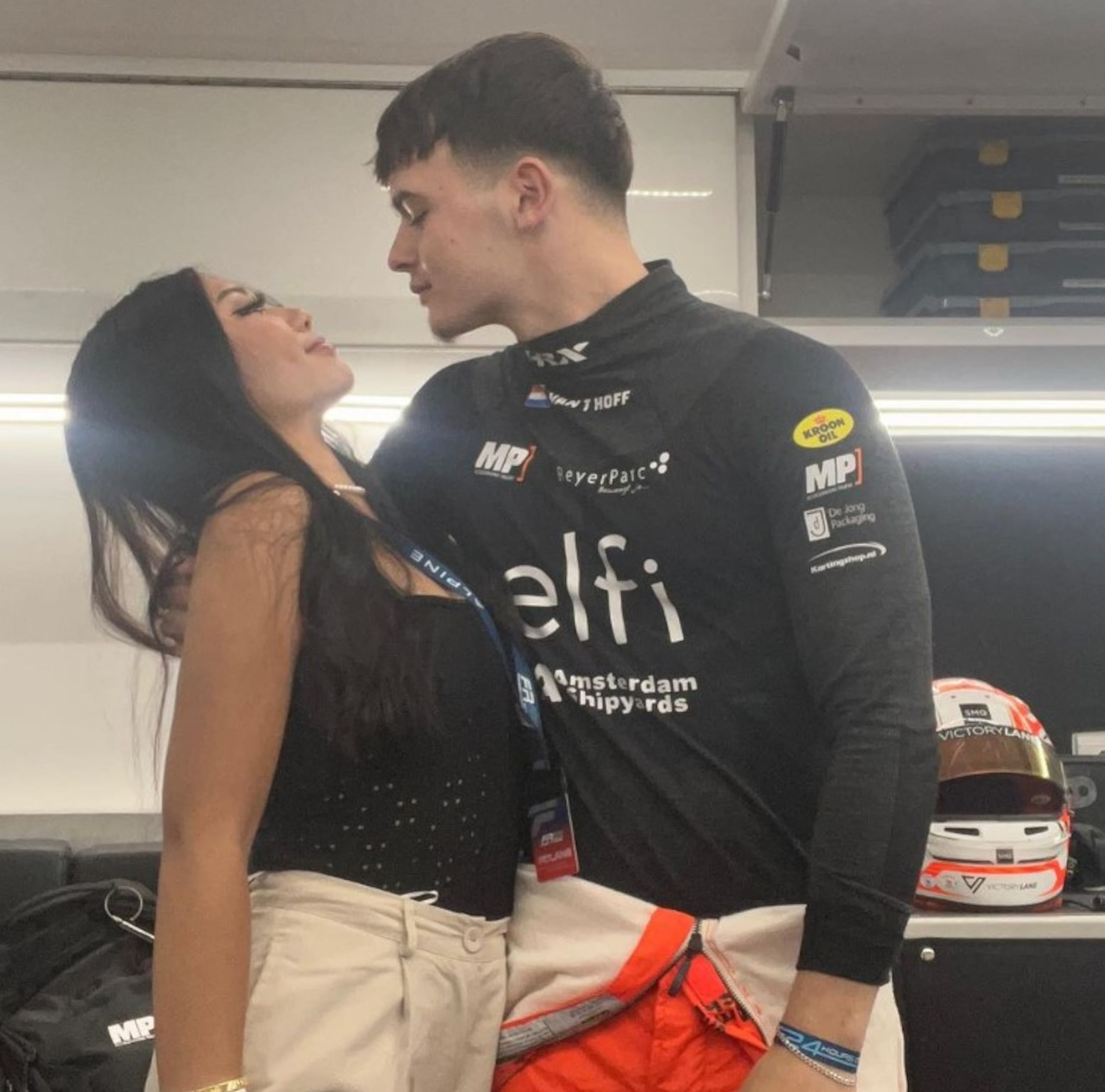 Dilano van ‘t Hoff junto a su novia.