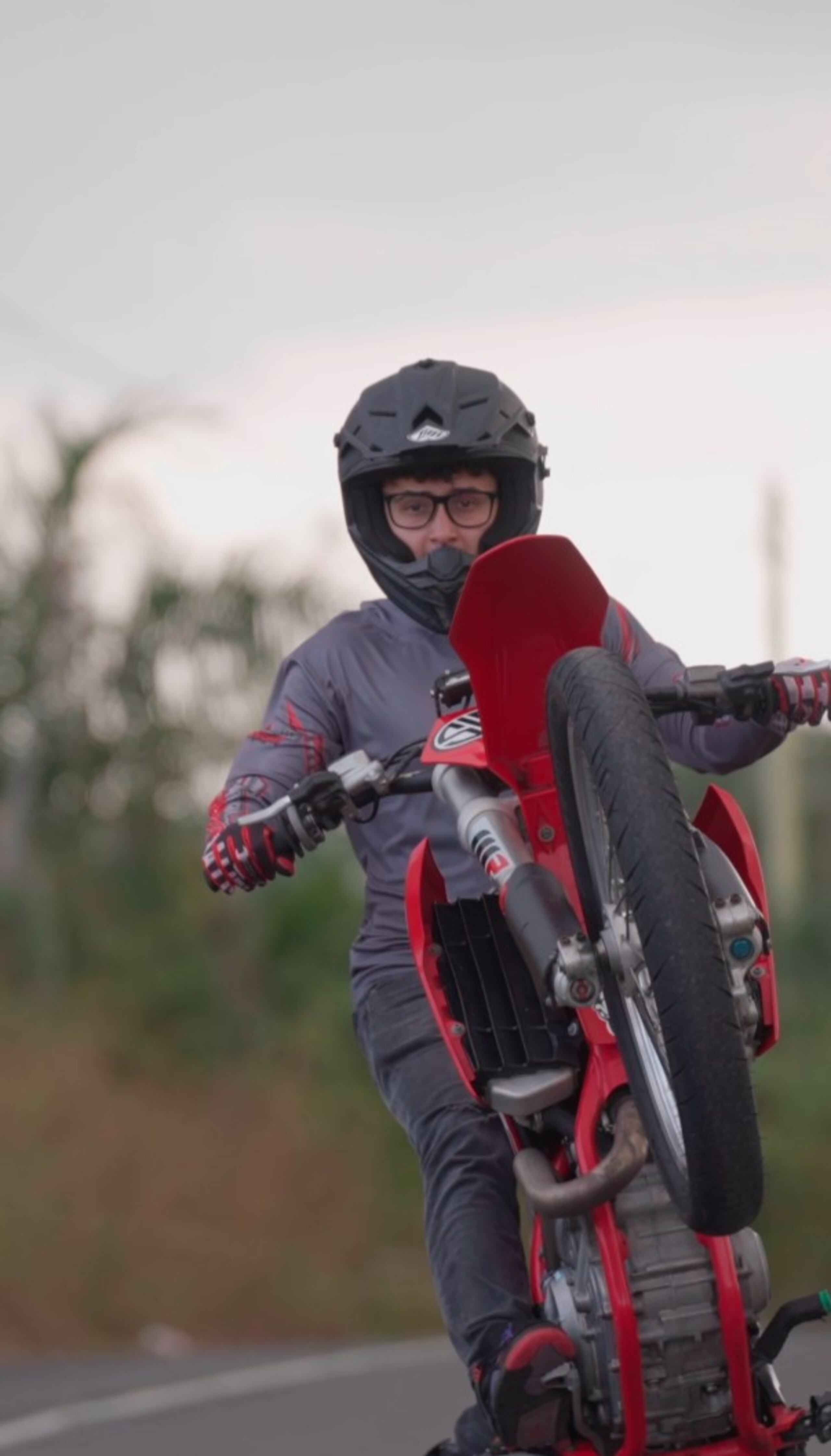 Campaña "Frontea con tu casco", Dael González