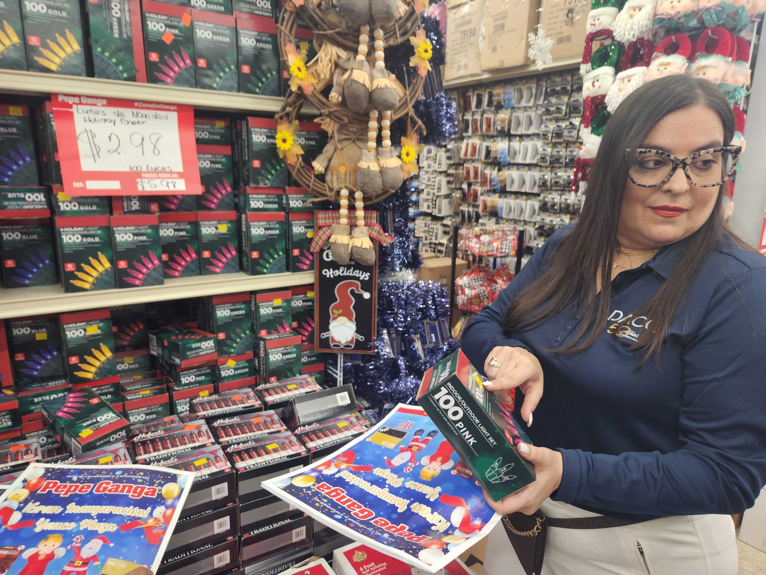 La secretaria interina del DACO, Lisoannette González Ruiz, visitó varios establecimientos.