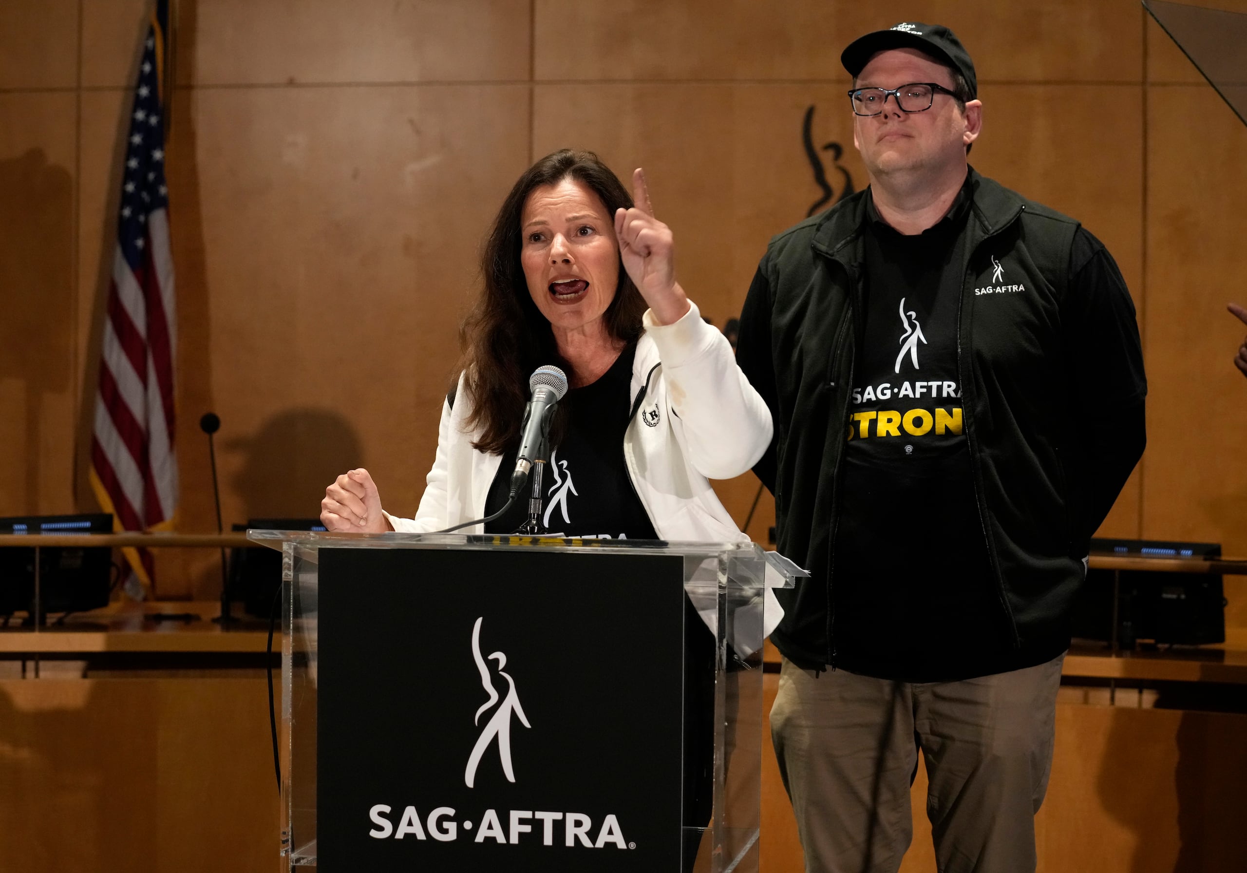 La presidenta de SAG-AFTRA, Fran Drescher, a la izquierda, y el director ejecutivo nacional y negociador en jefe de SAG-AFTRA, Duncan Crabtree-Ireland, hablan durante una conferencia de prensa que anuncia una huelga del Sindicato de Actores de la Pantalla-Federación Estadounidense de Artistas de Radio y Televisión el jueves 13 de julio de 2023, en Los Ángeles. (Foto AP/Chris Pizzello)