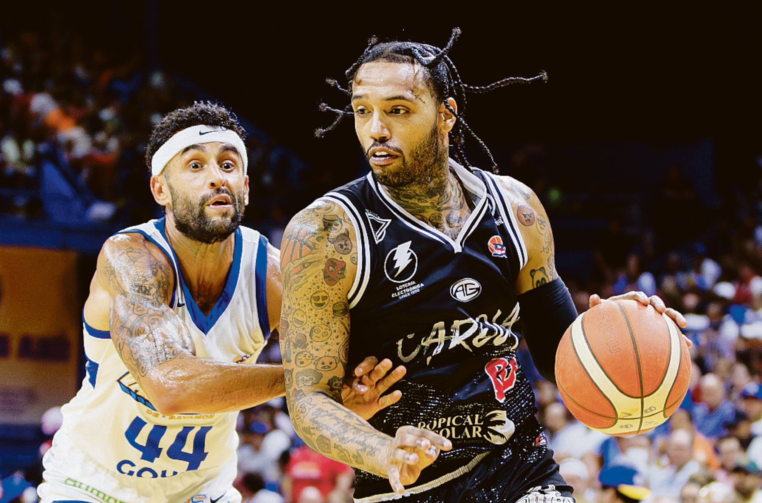 Mike Scott, refuerzo de los Gigantes de Carolina, controla el balón ante la defensa de Javier Mojica, de los Vaqueros de Bayamón, en la final 2023 del BSN.