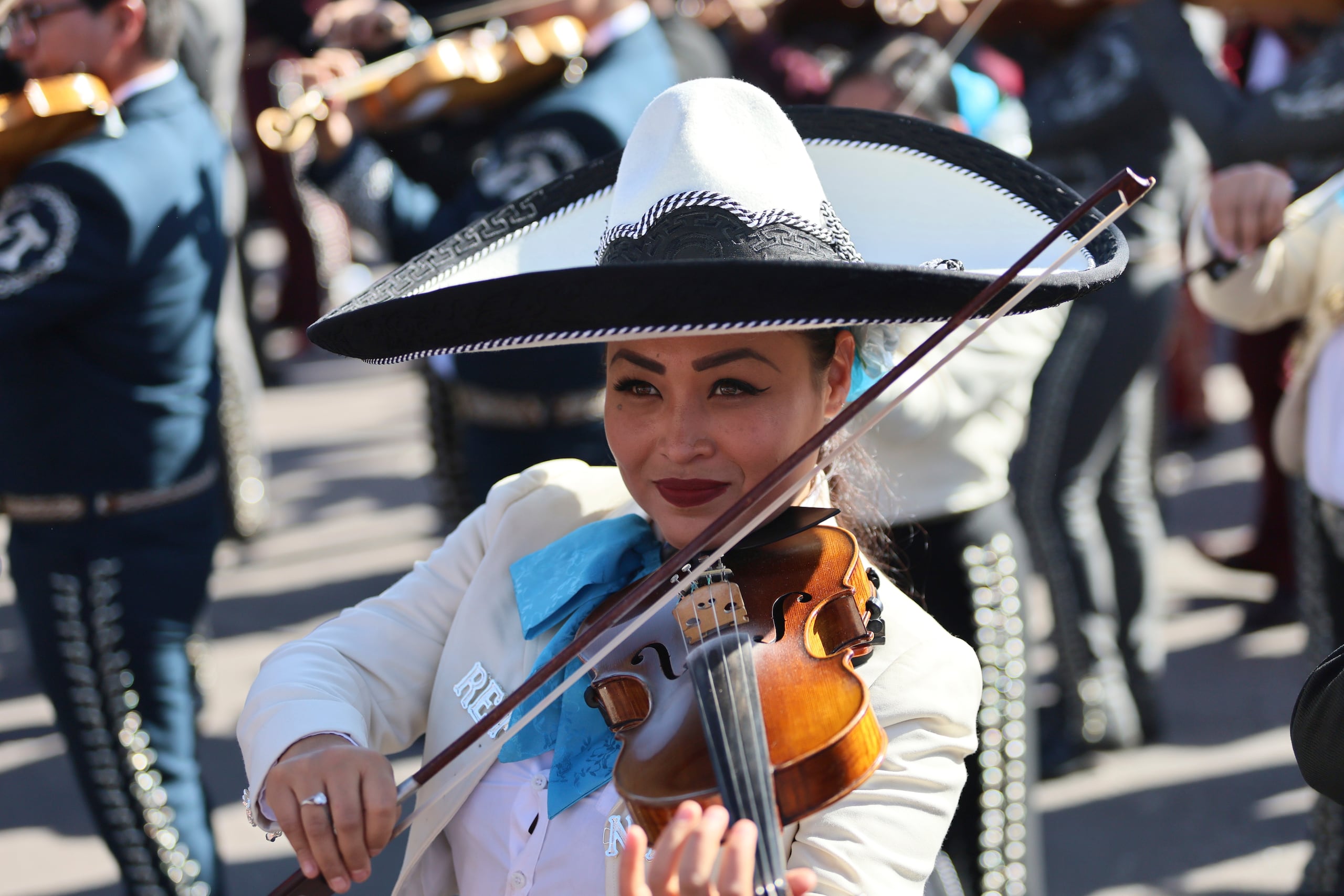 Los mariachis tocaron guitarras, trompetas, violines y otros instrumentos.