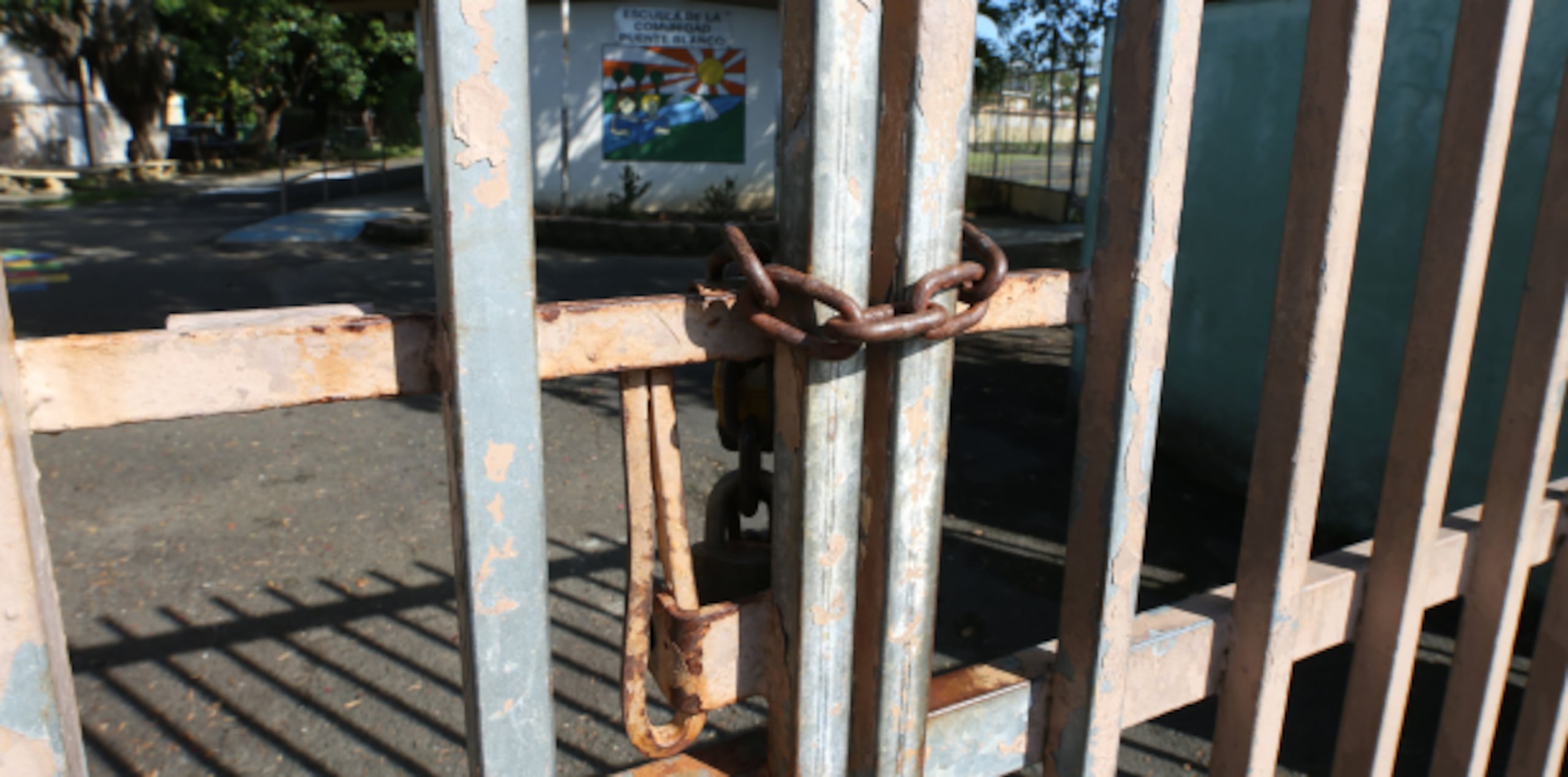 De las 1,110 escuelas operacionales en este momento, siete amanecieron con sus portones cerrados con cadenas y candados.