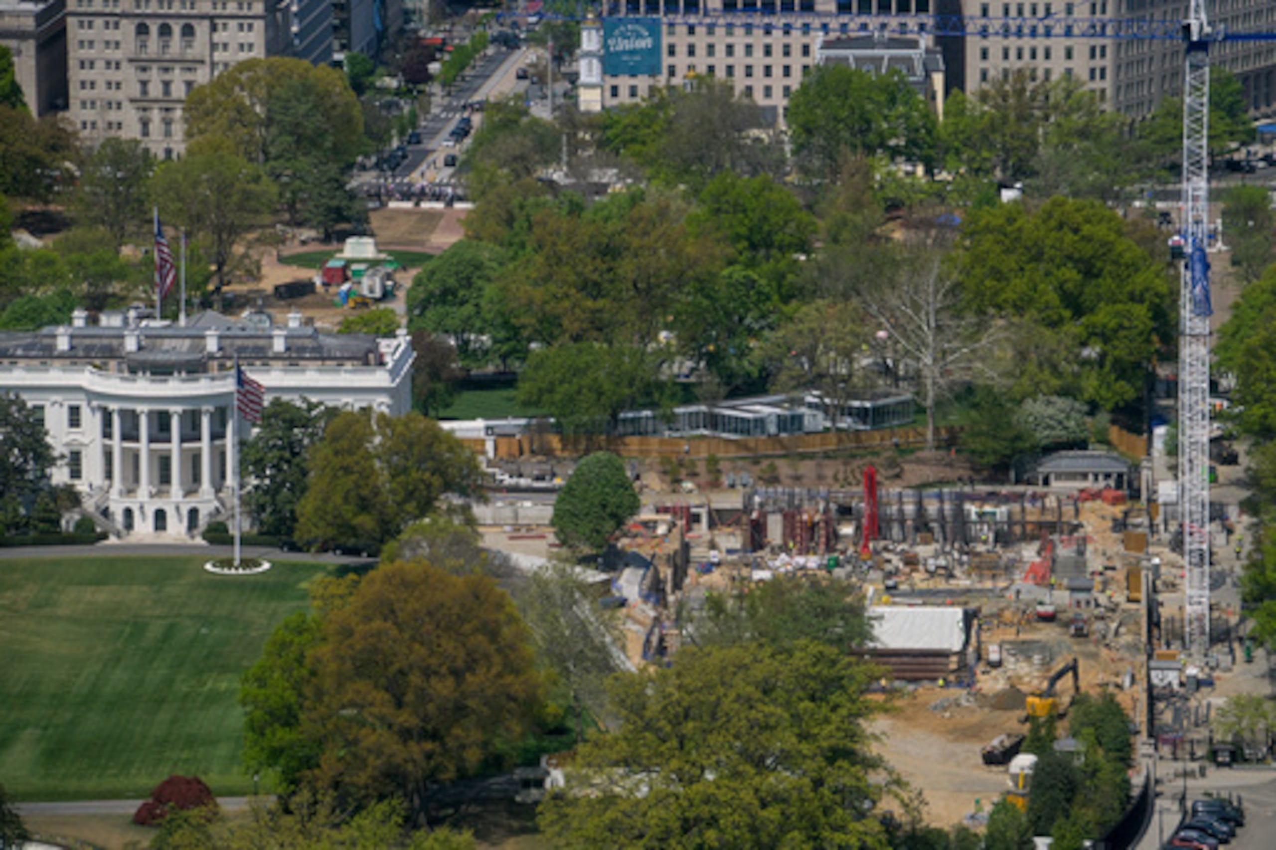 Continúan las obras de construcción del salón de baile de la Casa Blanca, el jueves 9 de abril de 2026, en Washington, donde antes se encontraba el Ala Este. (AP Photo/Rod Lamkey, Jr.)
