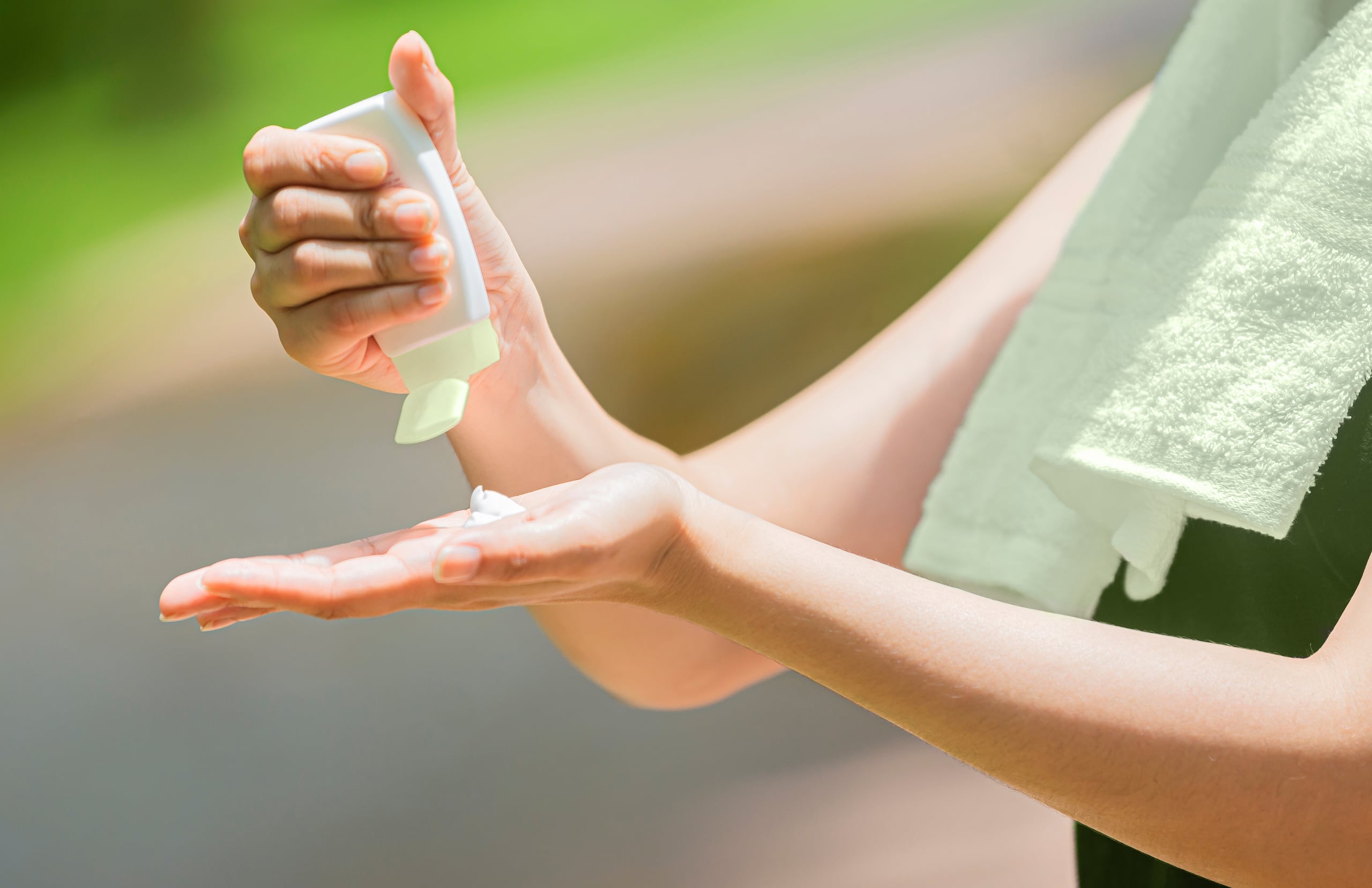 Es importante hacer uso diario de un bloqueador solar con un grado de protección de 30 o mayor (SPF 30) que sea resistente al agua.