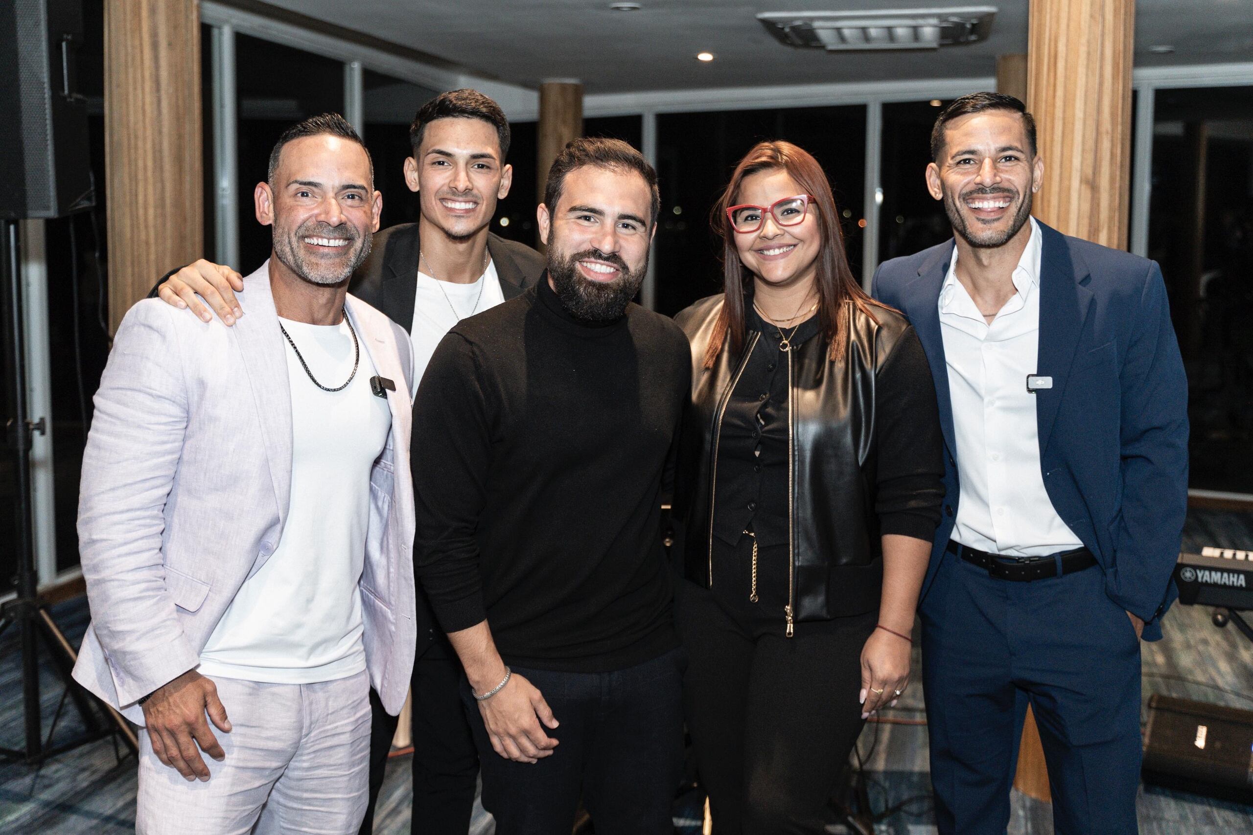 Los hermanos Pabón y miembros del equipo con el ilusionista John Michael, ilusionista y conferencista certificado por Harvard X (tercero desde la izquierda).