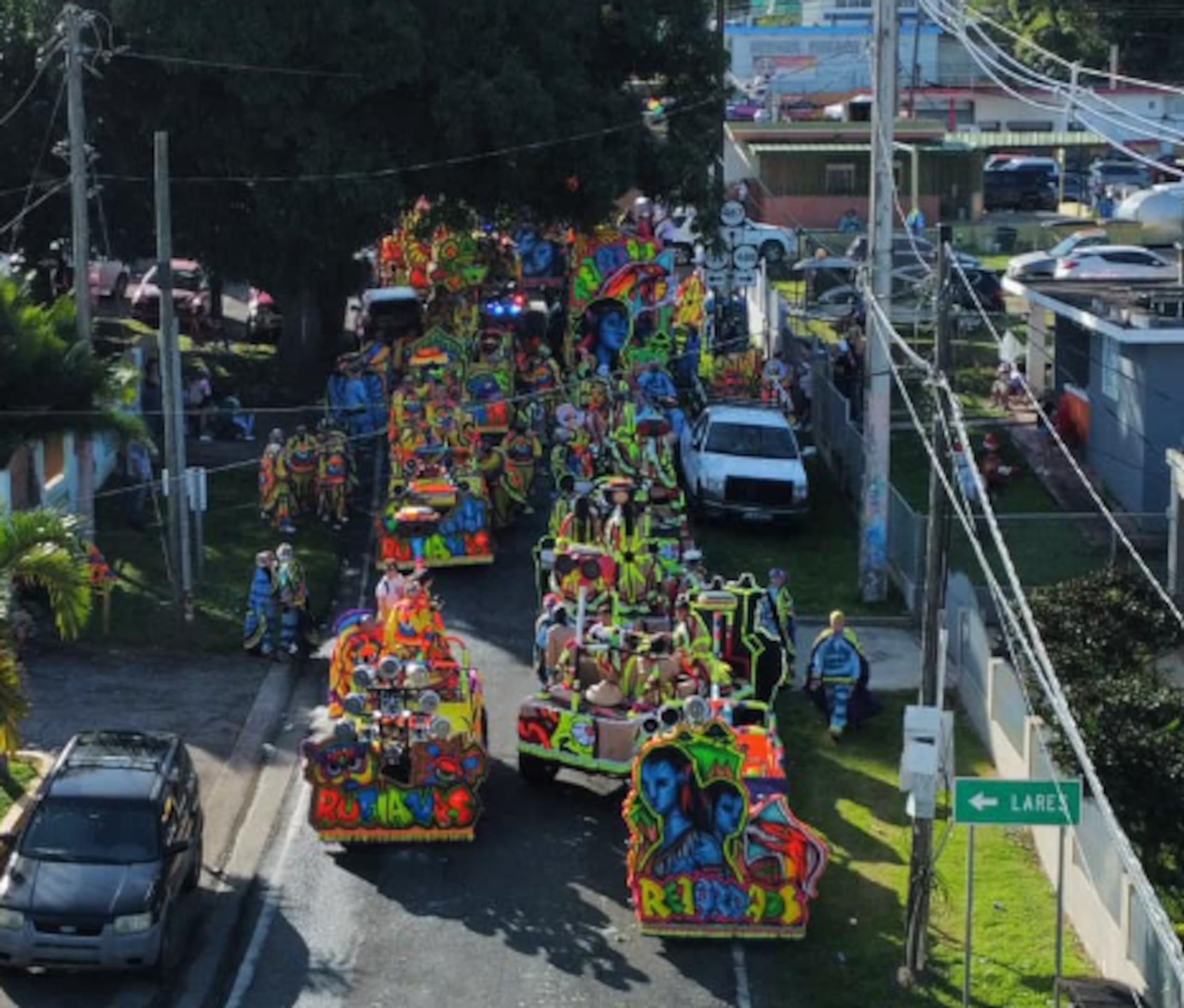 Varias carrozas recorren las calles de Hatillo
