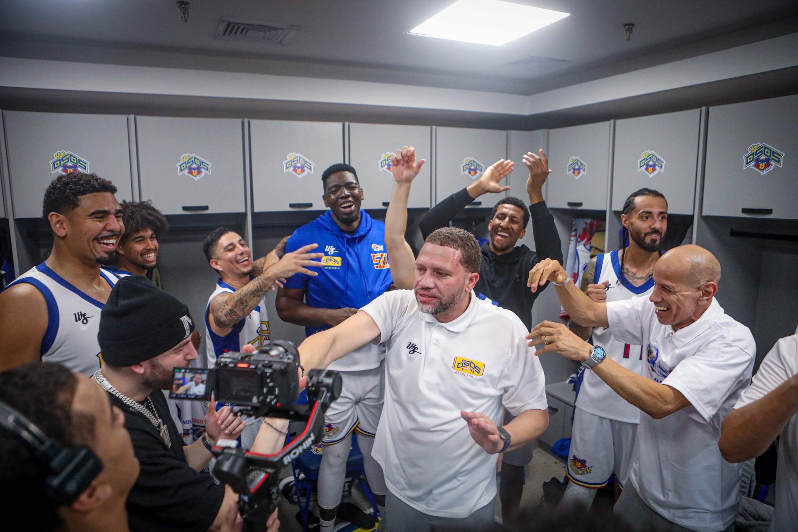 Iván Ríos, al centro, festeja con sus jugadores en el camerino de los Osos.