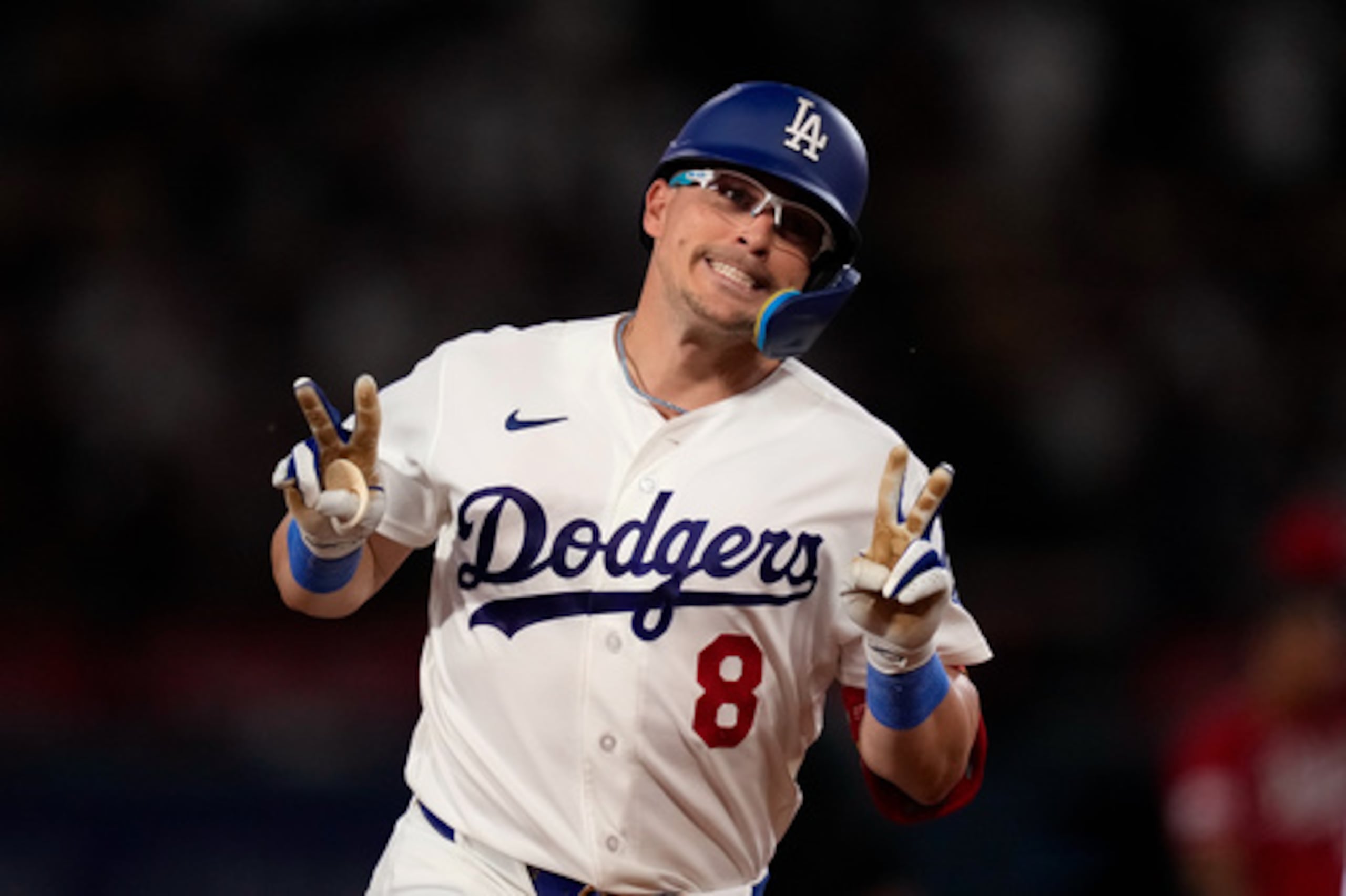 El puertorriqueño Kiké Hernández, de los Dodgers de Los Ángeles, celebra tras batear un jonrón de dos carreras en el partido del miércoles 9 de septiembre de 2026 contra los Rojos de Cincinnati (Foto AP/Mark J. Terrill)
