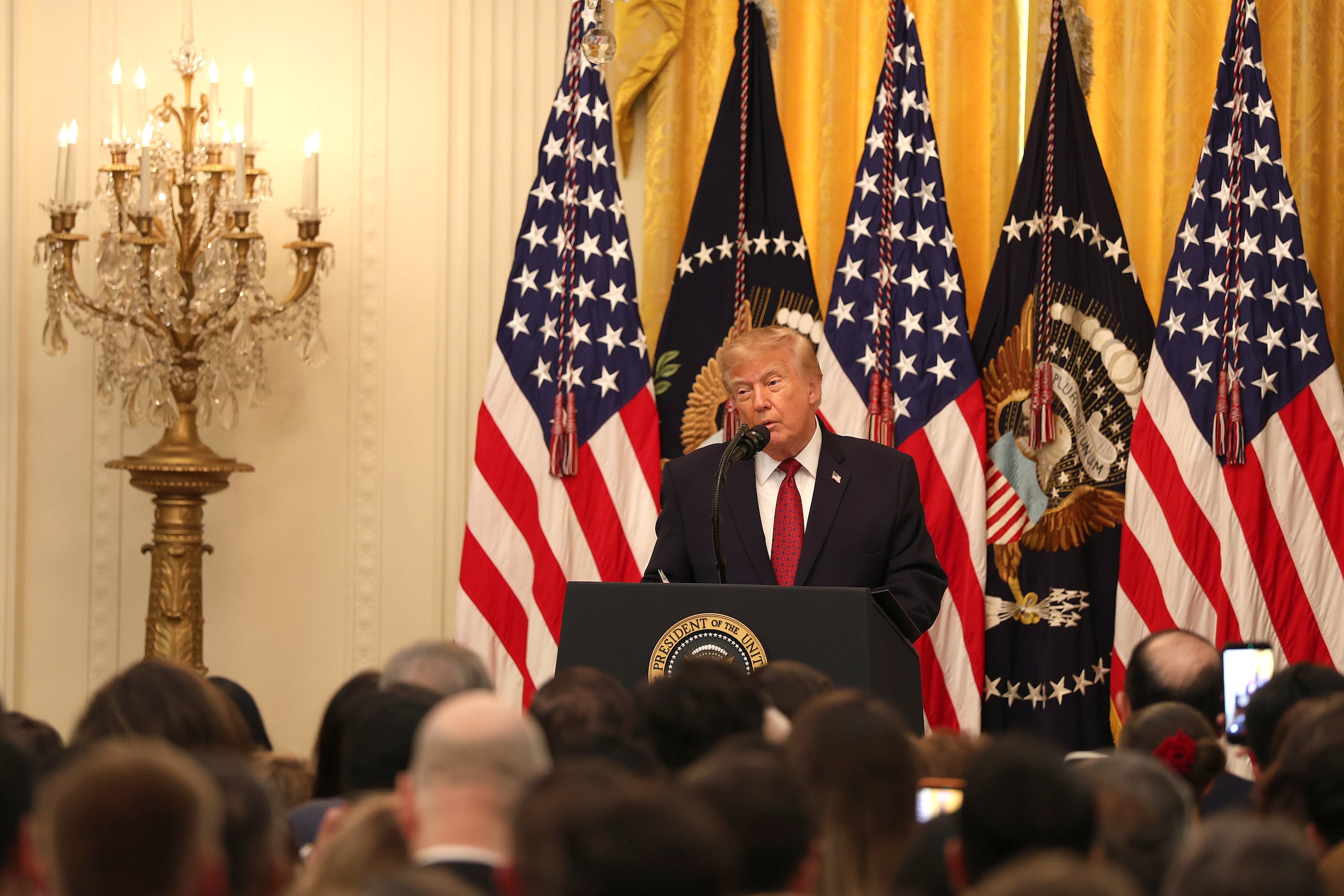 El presidente de Estados Unidos, Donald Trump, habla durante la celebración del Mes de la Herencia Hispana este miércoles, en Washington (Estados Unidos). EFE/ Octavio Guzmán