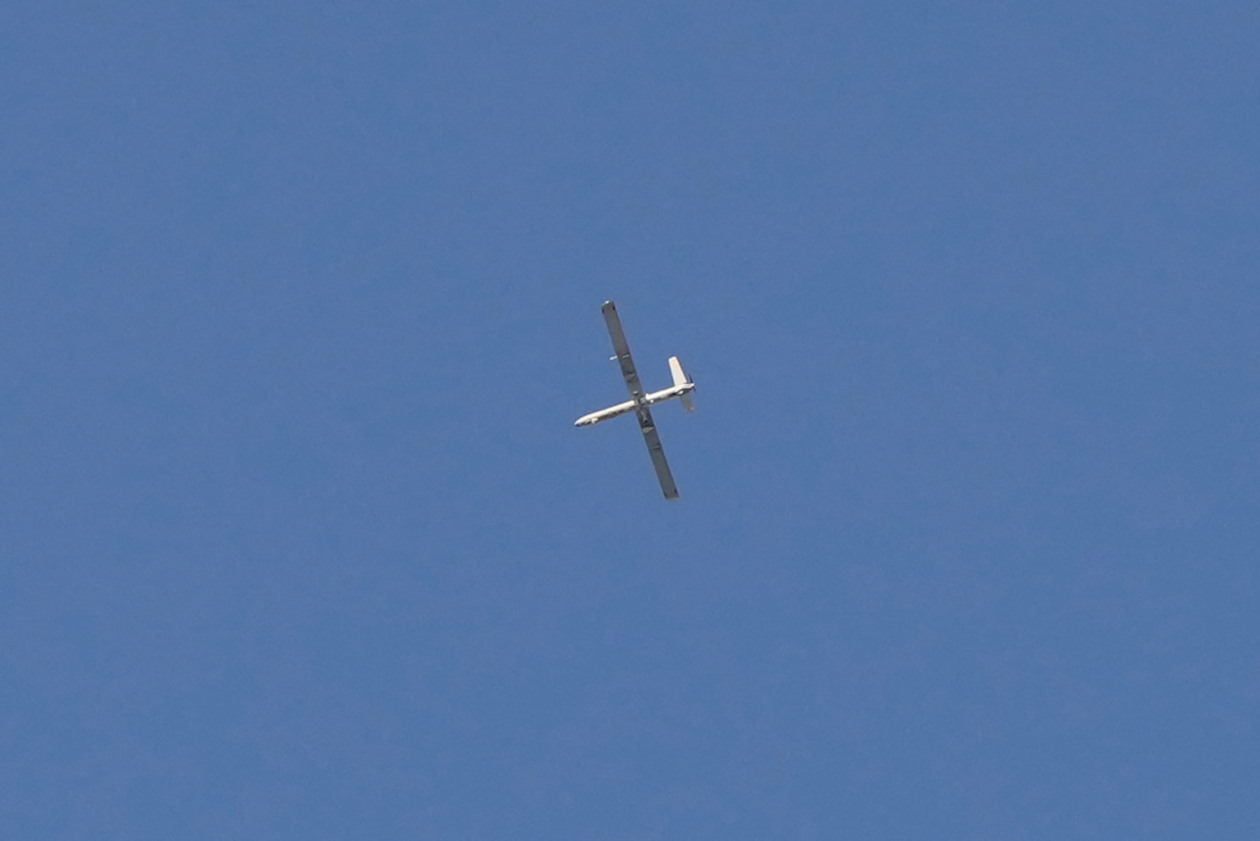 Un dron israelí sobrevuela Dahiyeh, un suburbio del sur de Beirut, Líbano, este lunes, 2 de marzo de 2026.